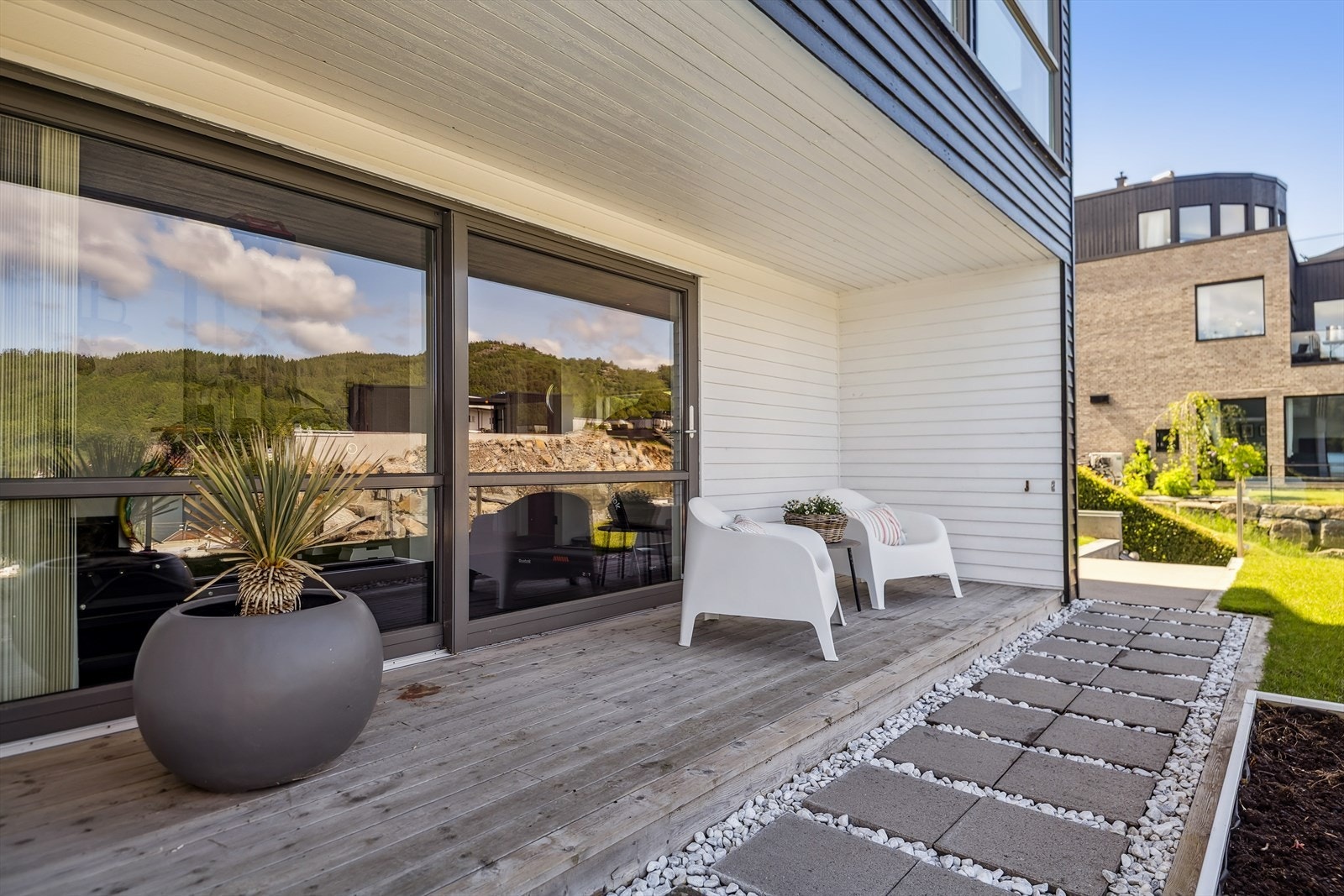 Overbygd terrasse med utgang fra treningsrommet/tv-stua. Galleribilde
