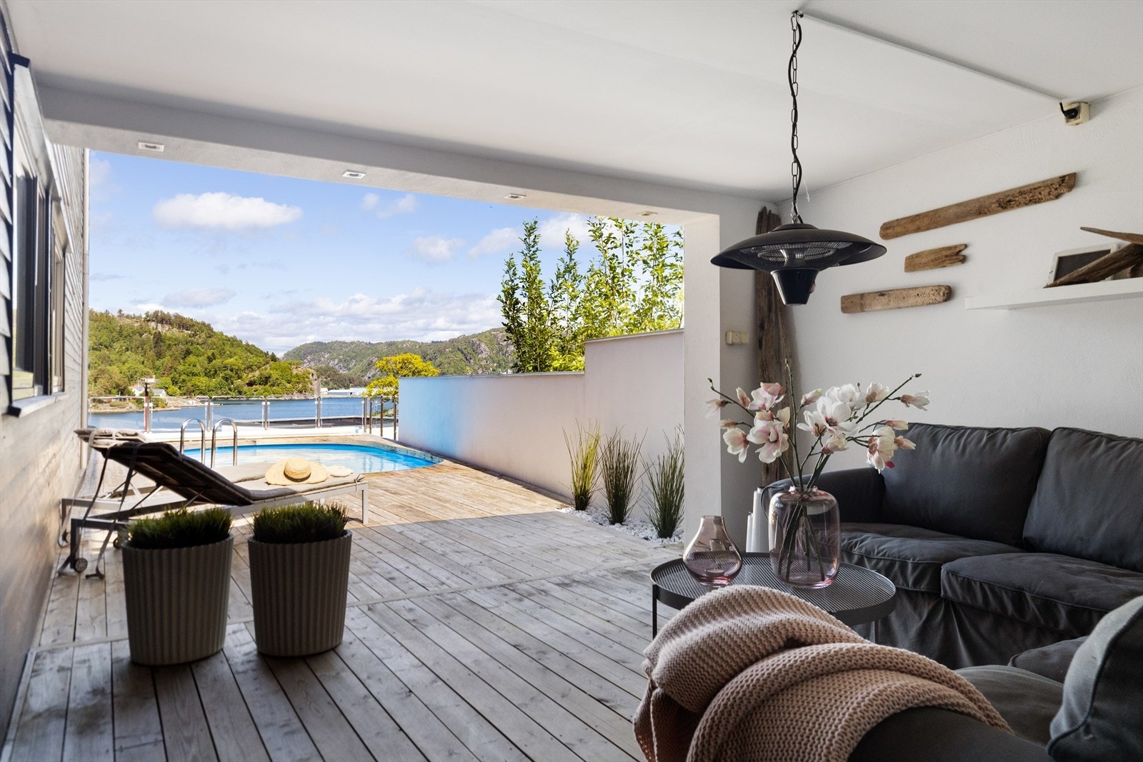 Trekk deg tilbake i den lune utestua og nyt stillheten og utsikten. Galleribilde