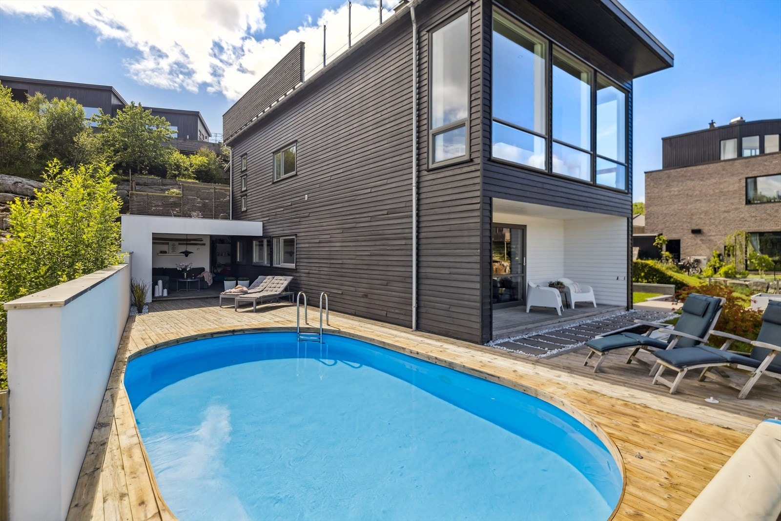 Oppvarmet badebasseng som forlenger badesesongen og gir deg luksusfølelsen - perfekt for både avslapning og lek, uansett temperatur. Galleribilde