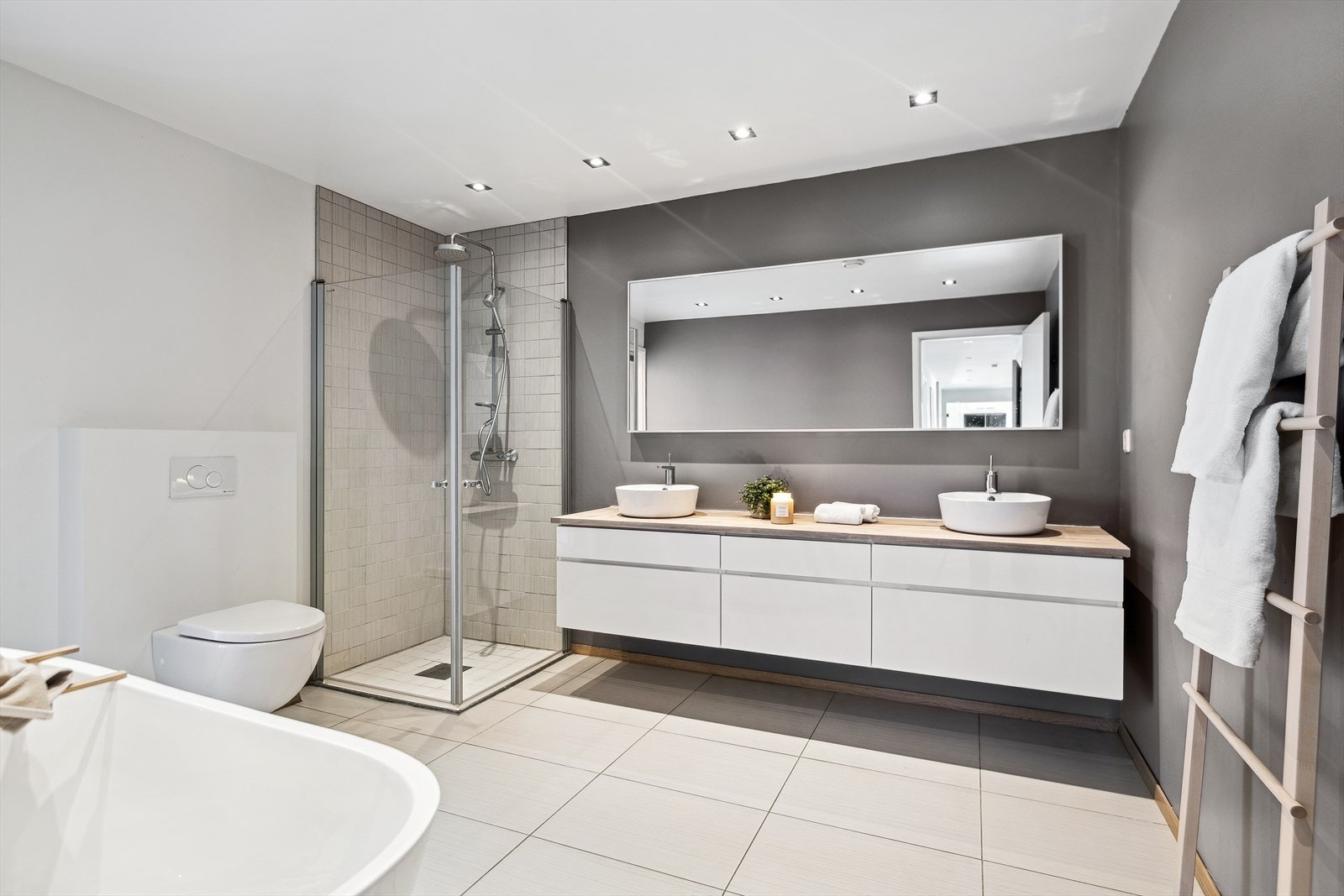 Lekkert og romslig baderom med både dusj og badekar. Dobbel baderomsinnredning fra Kvik og vegghengt toalett. Galleribilde