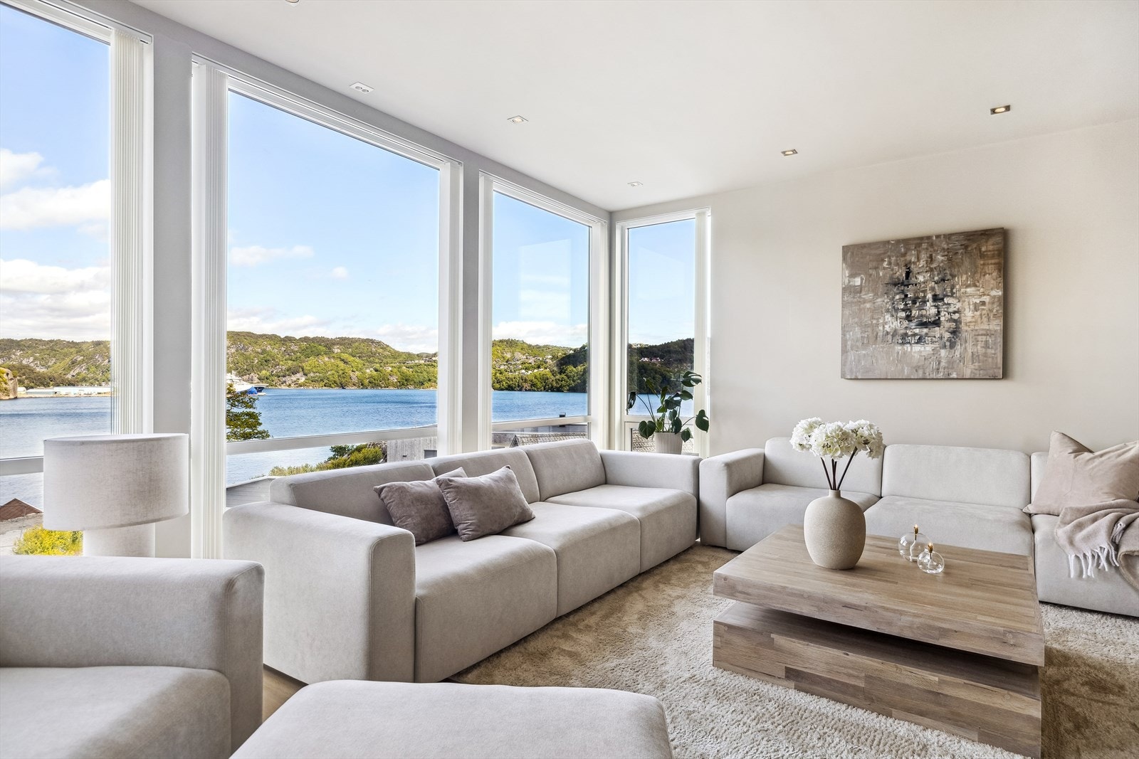 Lys og moderne stue med storslått utsikt over vakker fjord. Galleribilde