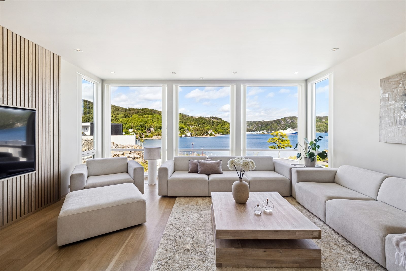 Her kan du nyte solen som glinser i sjøen, se båtene gli forbi og kjenne roen senke seg. Utsikten gir en unik nærhet til naturen. Galleribilde