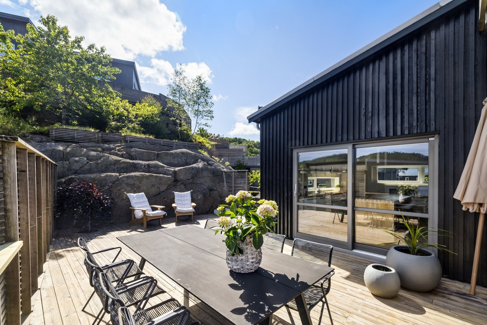 På varme sommerdager blir terrassen en naturlig forlengelse av kjøkkenet - perfekt for måltider under åpen himmel og sosiale sammenkomster. Galleribilde