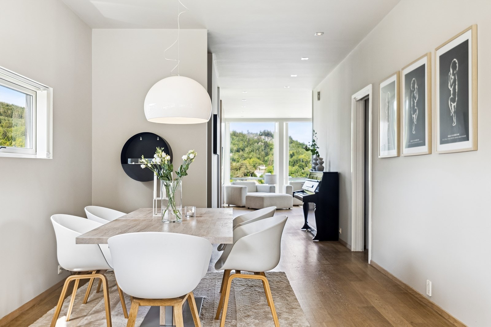 Innbydende spisestue med god plass til både hverdagsmiddager og festlige lag - et naturlig samlingspunkt for familie og venner. Galleribilde