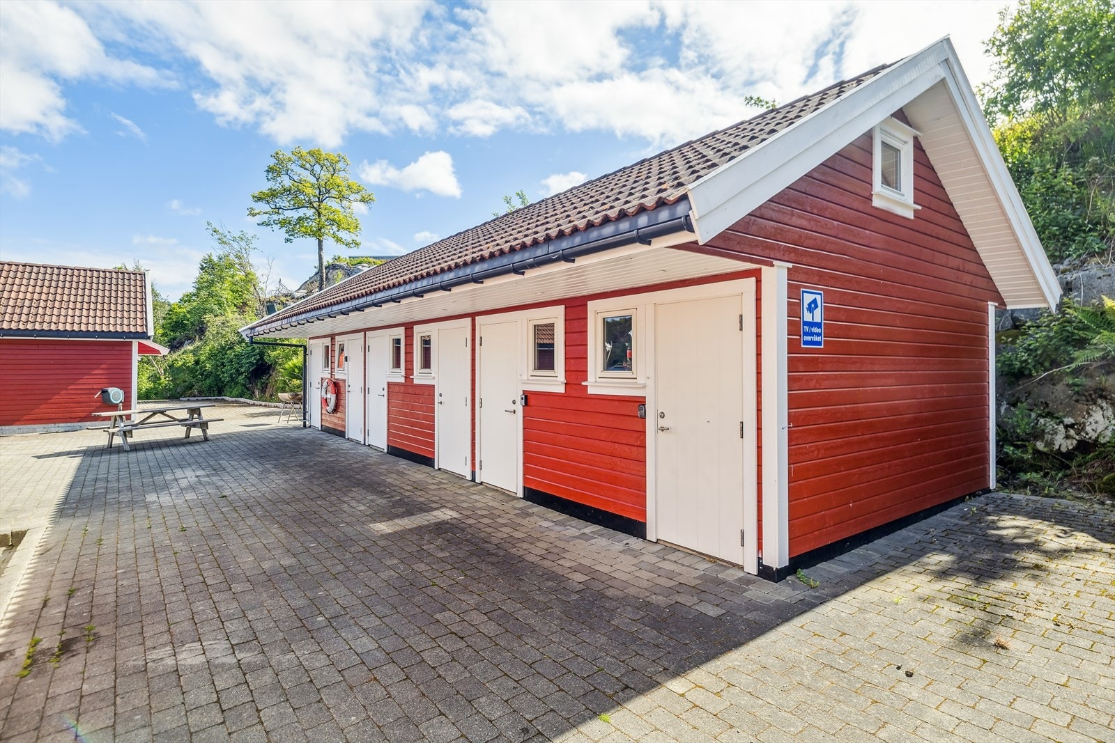 Sjøbod i nærheten med god oppbevaringsplass til fiskeutstyr, båttilbehør og annet maritimt utstyr. Galleribilde