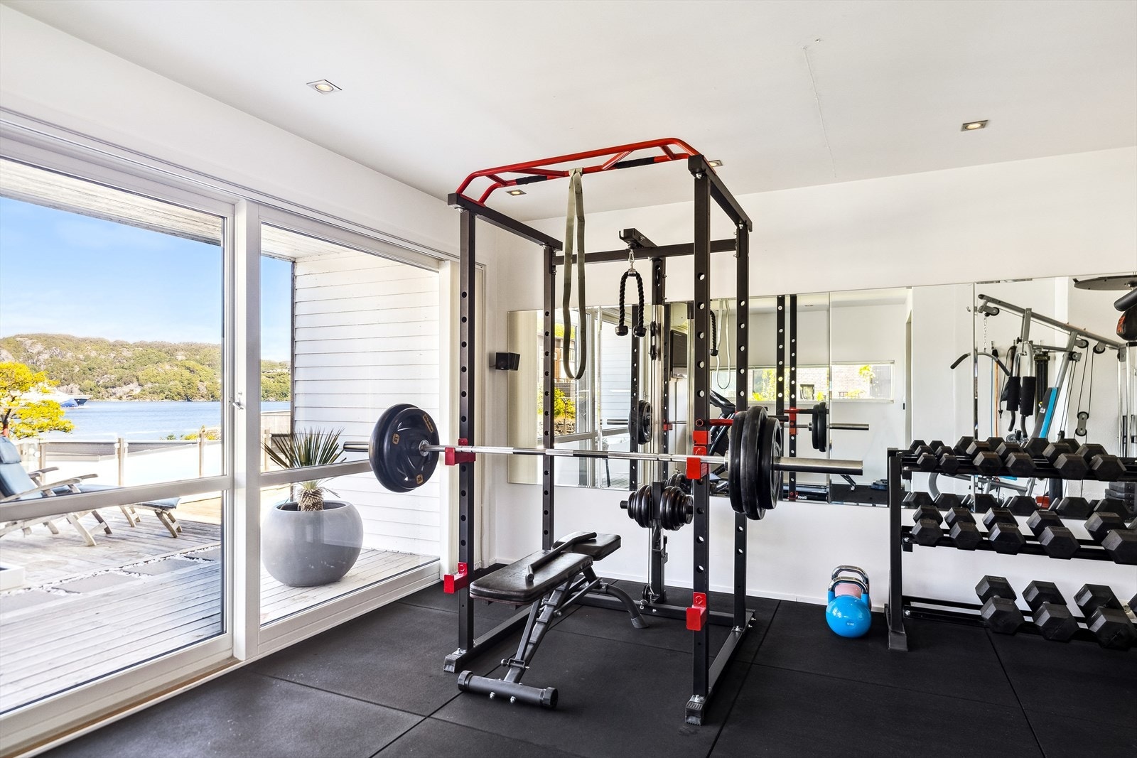 Treningsrom med fantastisk utsikt mot sjøen, gir inspirasjon til treningsøktene. Perfekt for aktive livsstiler. Rommet kan enkelt føres tilbake til en tv-stue som det opprinnelig var. Galleribilde