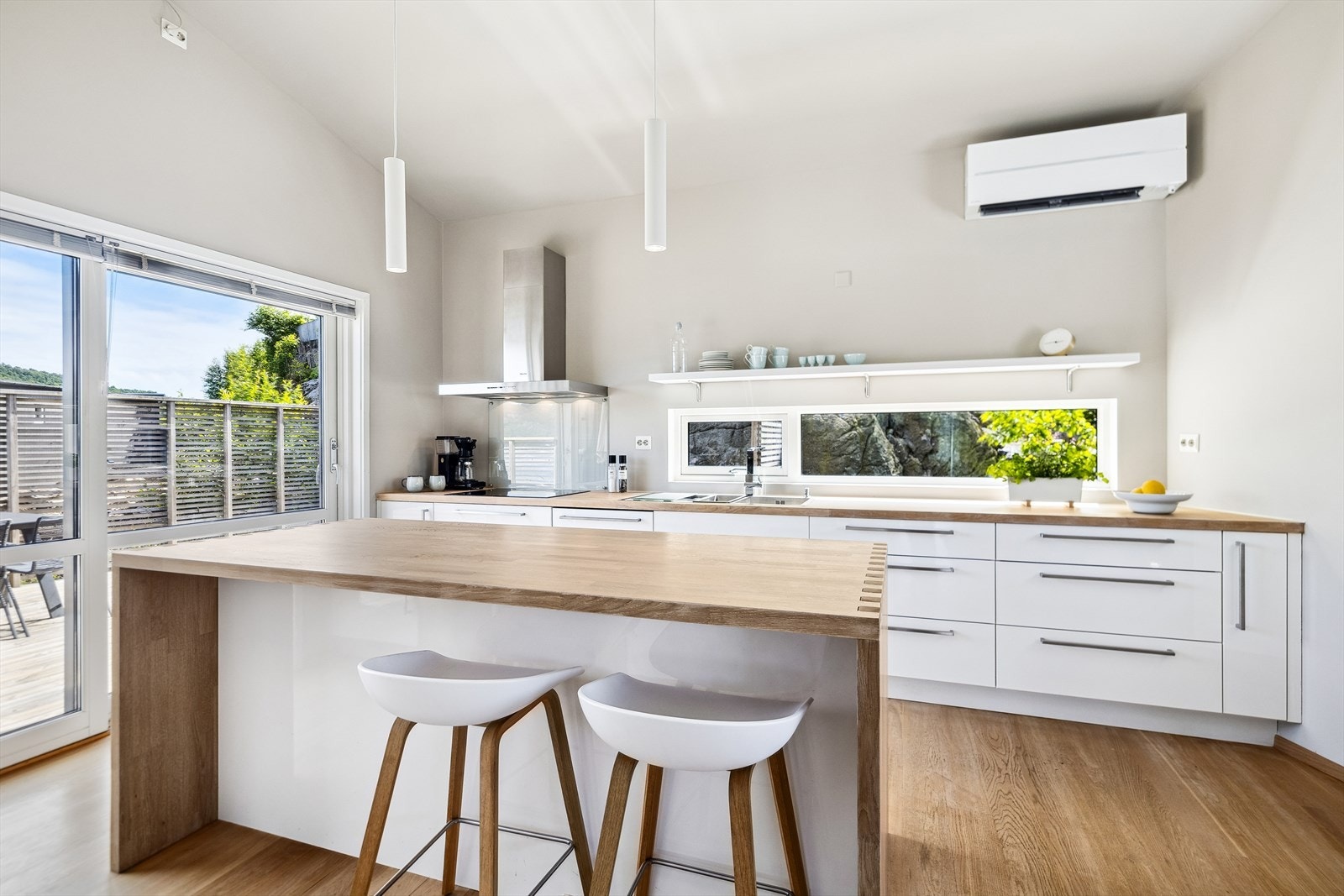 Et delikat og innbydende kjøkken med gjennomført design - her ligger alt til rette for matlaging med kjærlighet og hyggelige stunder. Galleribilde