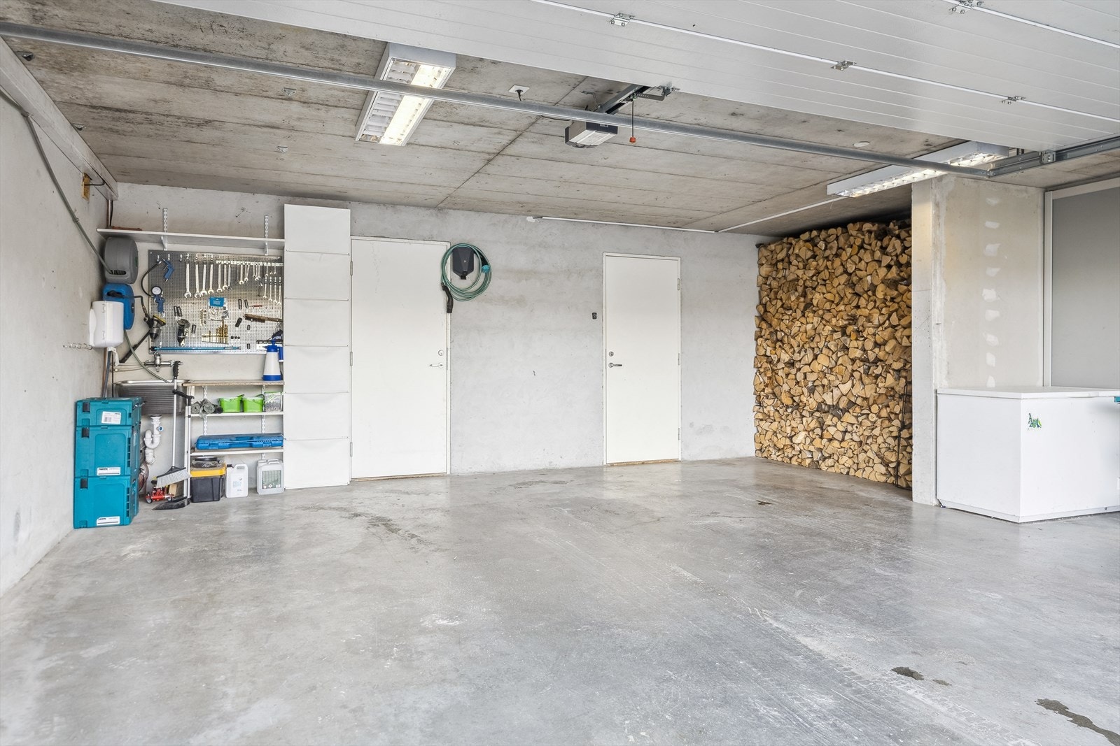 Dobbel garasje med praktisk lagringsplass og elbillader. Dobbel port med automatisk portåpner. Galleribilde