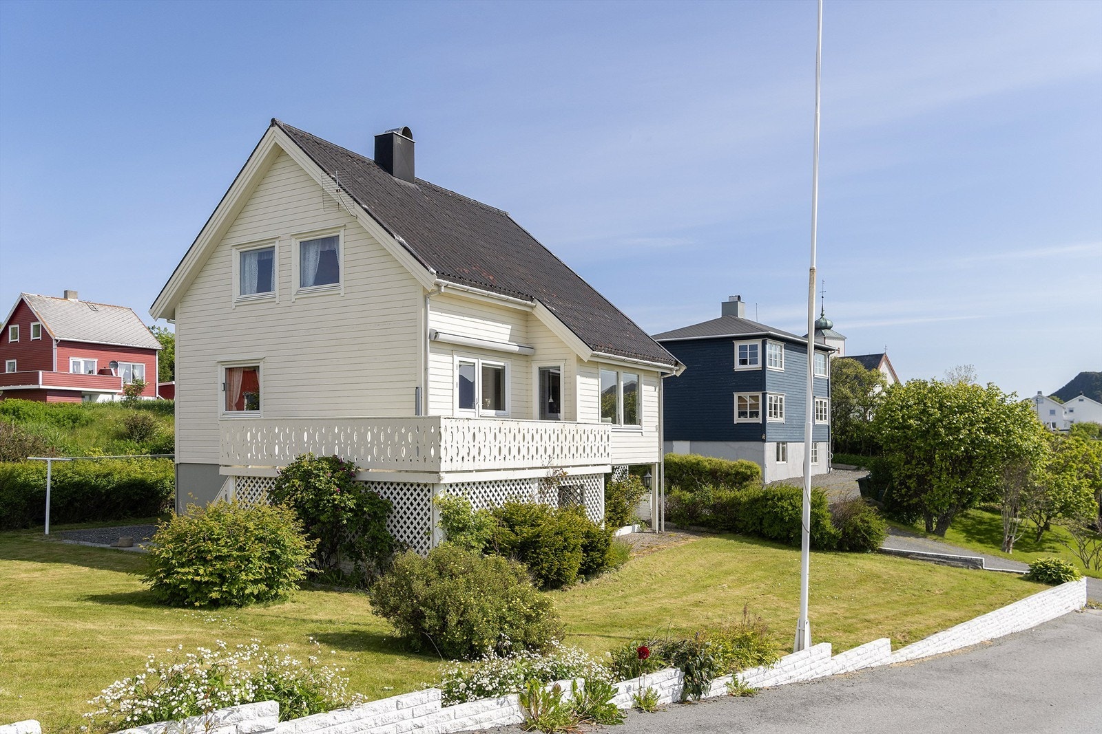 Eneboligen har en fin opparbeidet hage. Galleribilde