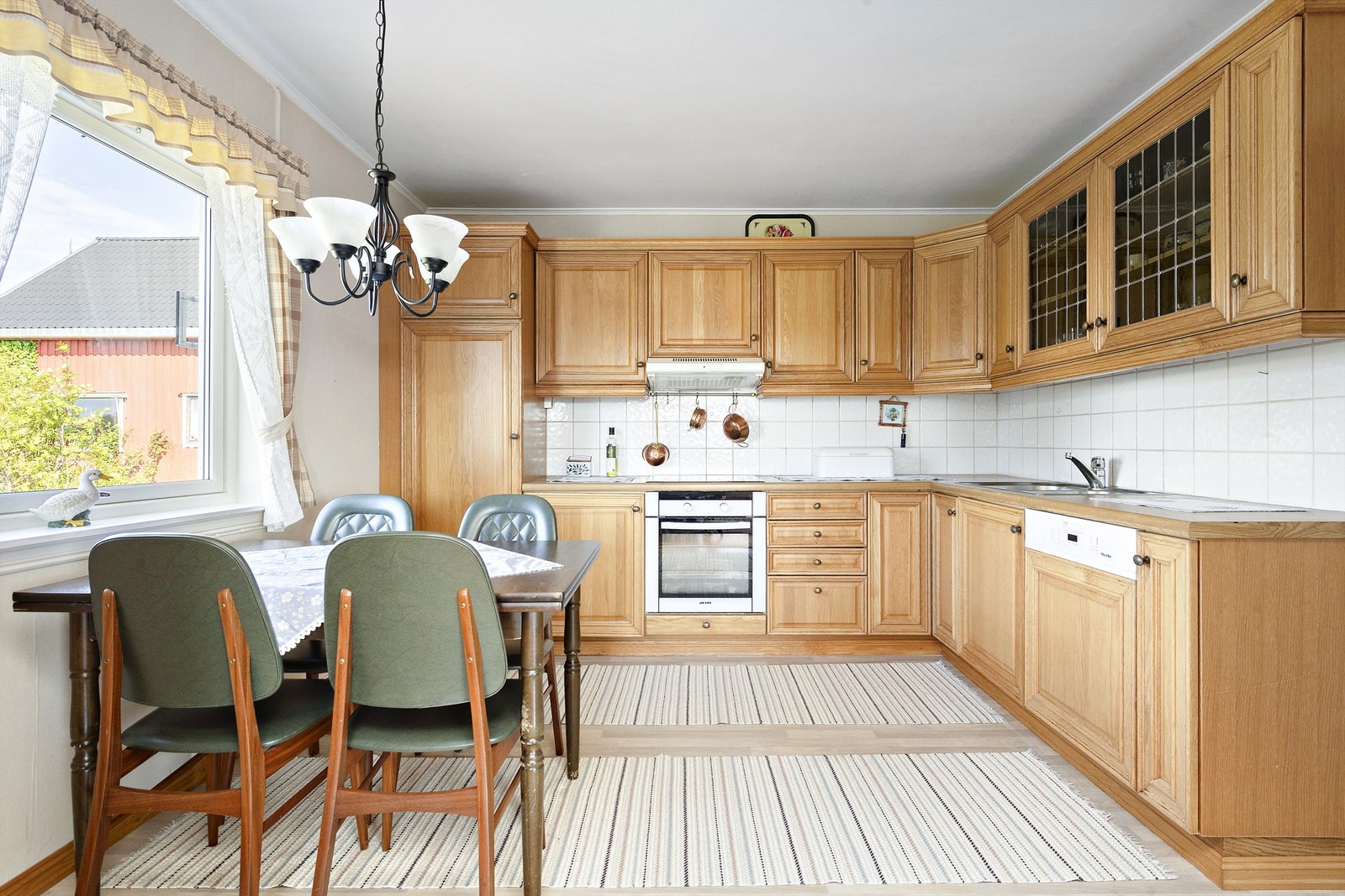 Kjøkken med spiseplass Galleribilde