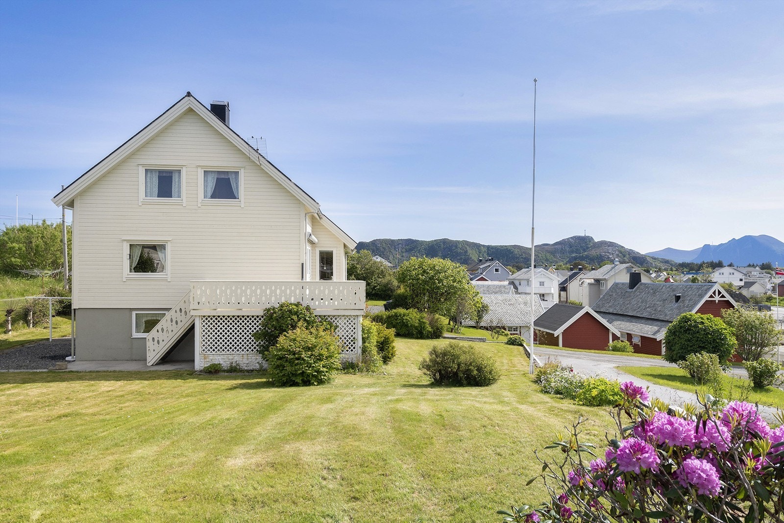 Koselig uteområde med beplantning Galleribilde