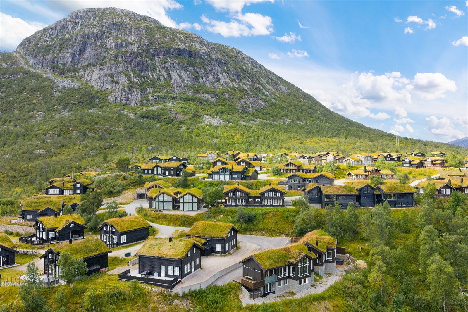 Hytten ligger sentralt til mellom Nos/alpinanlegget og Hovdenut i bakgrunnen. Galleribilde