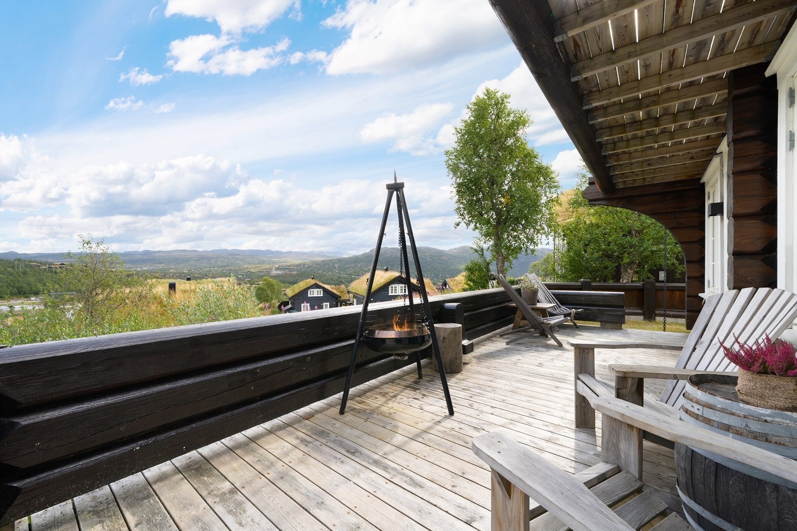 Nydelig uteplass med vid utsikt over Hovden Galleribilde