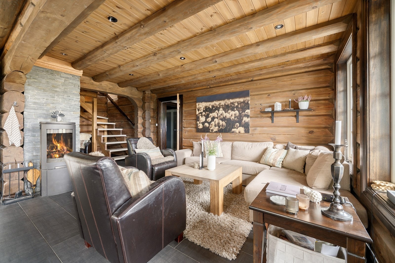 Koselig stue med åpen kjøkkenløsning - utgang til terrasse med vid utsikt over Hovden. Galleribilde