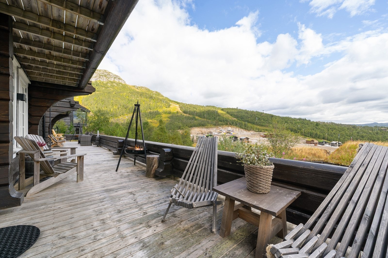 Nydelig uteplass med vid utsikt over Hovden - Nos til venstre i bilde - her kan man renne rett inn i alpinanlegget. Galleribilde