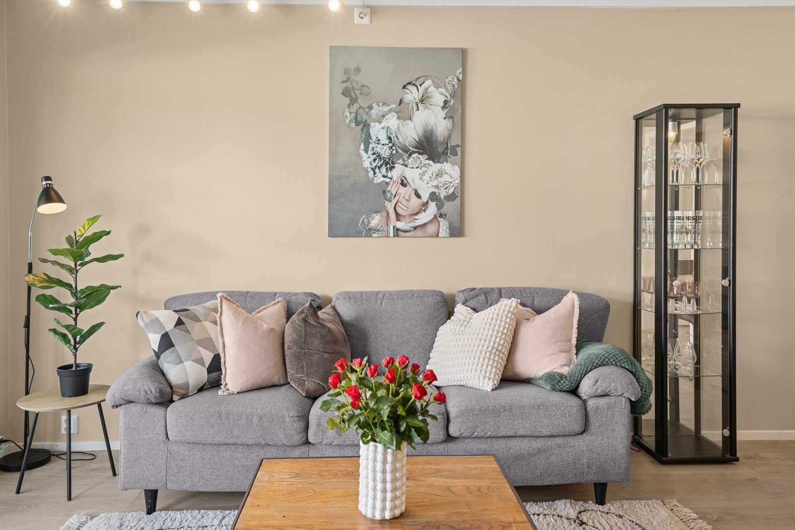 Stuen har god plass til både sofa- og spisegruppe. Galleribilde