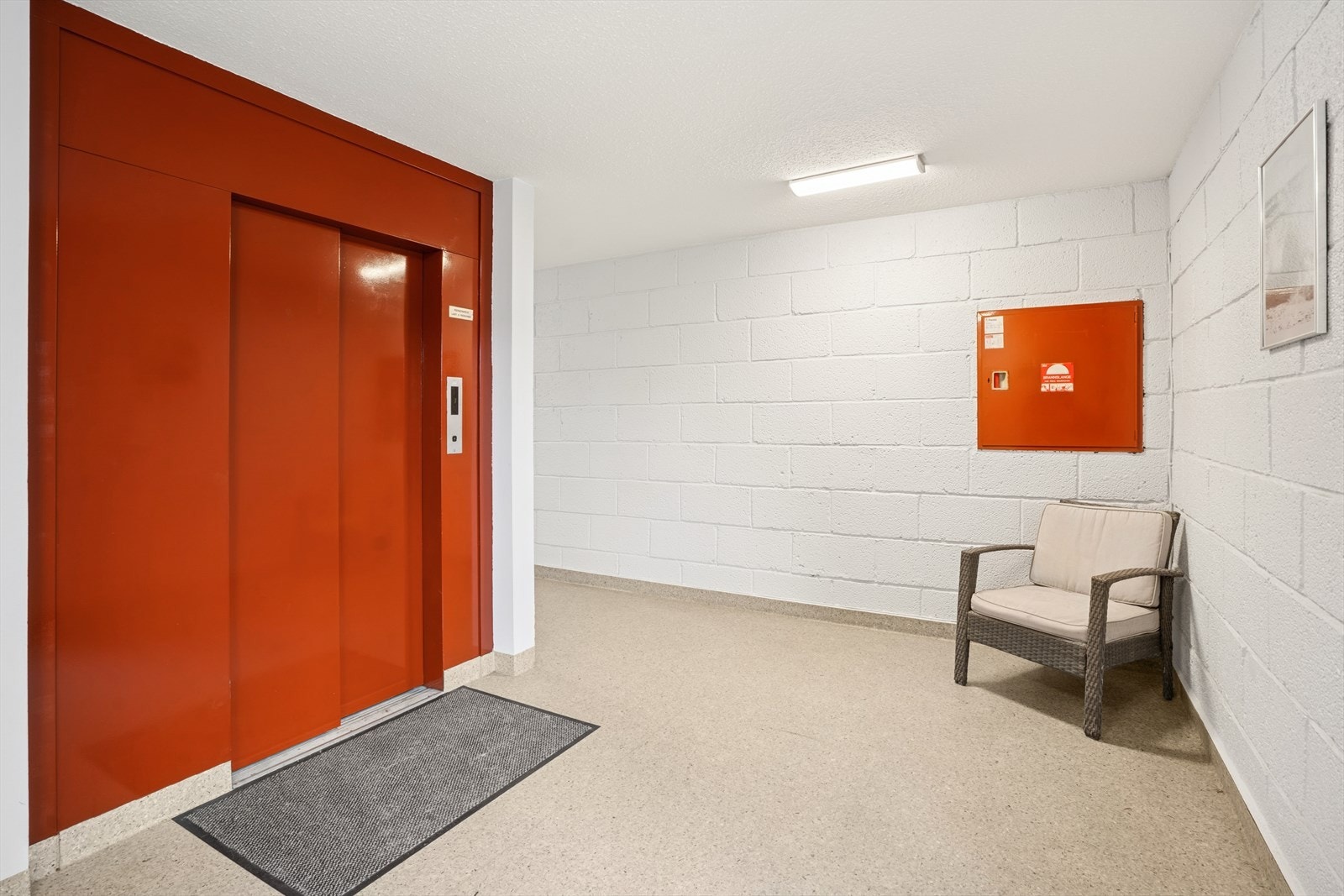 Det er heis mellom alle etasjene i bygget. Fellesarealer og heis ble pusset opp i år 2016. Galleribilde