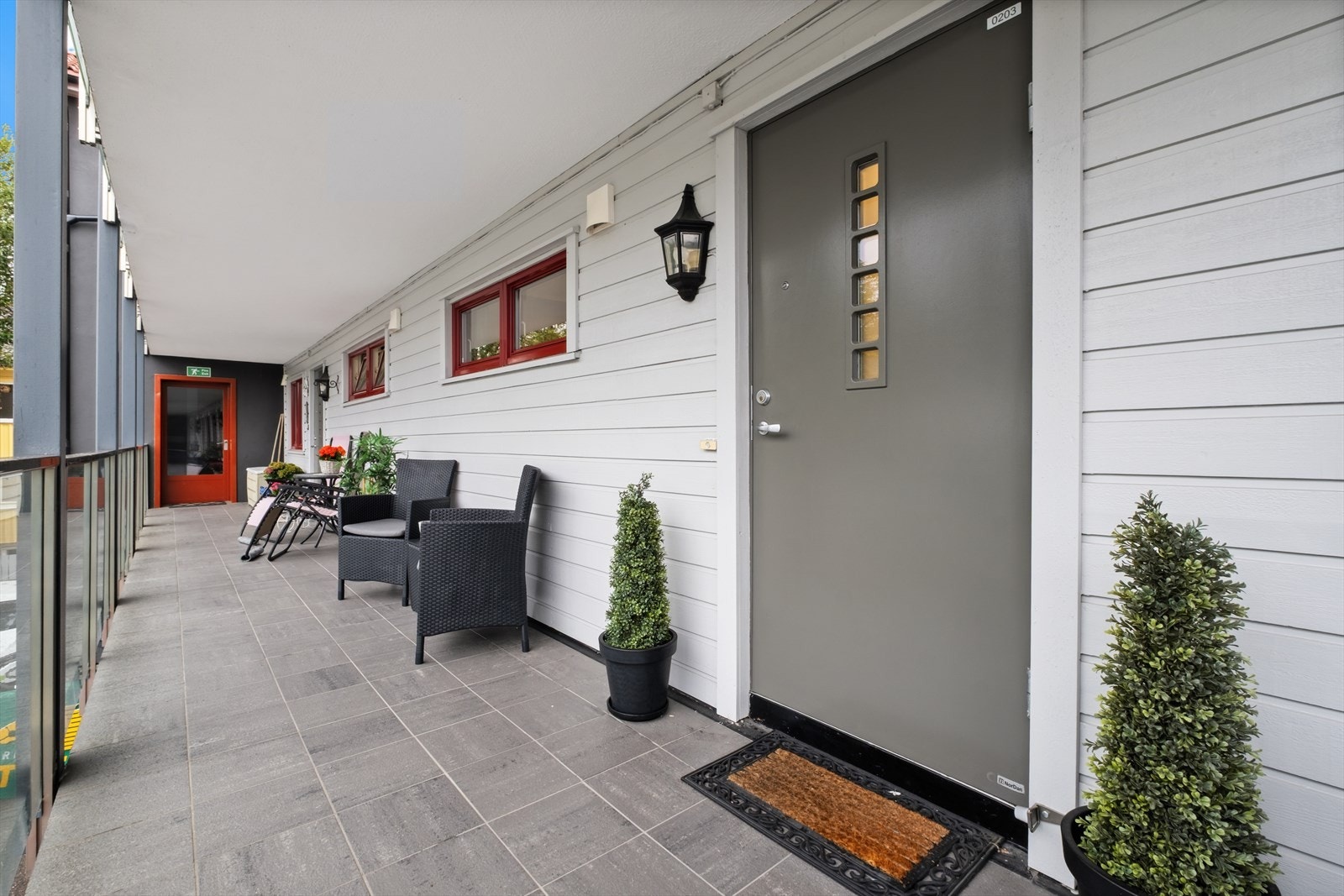 Svalgang ble pusset opp i år 2015/16. Murfasade og stål ble pusset opp i år 2023/24 og gir et moderne preg på bygget. Her kan morgenkaffen nytes! Galleribilde