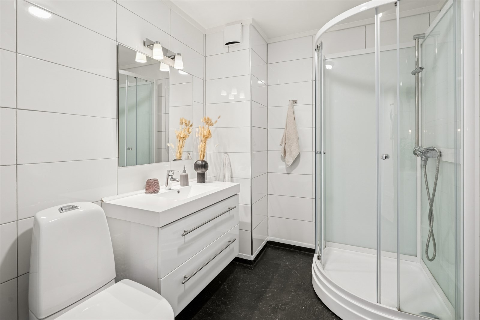 Boligen har et romslig baderom, med flislagte vegger og nytt vinylbelegg på gulv og nytt sluk. Det er dokumentasjon på arbeidet. Galleribilde