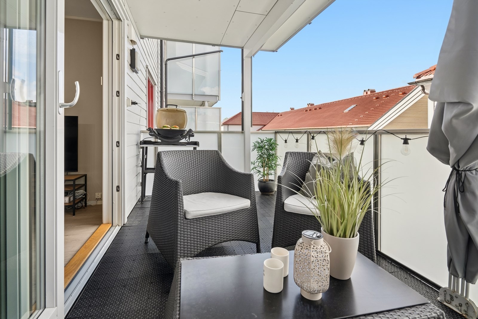 Fra stuen er det utgang til vestvendt og overbygget balkong. Terrassedør og vinduer er fra år 2015/2016. Galleribilde