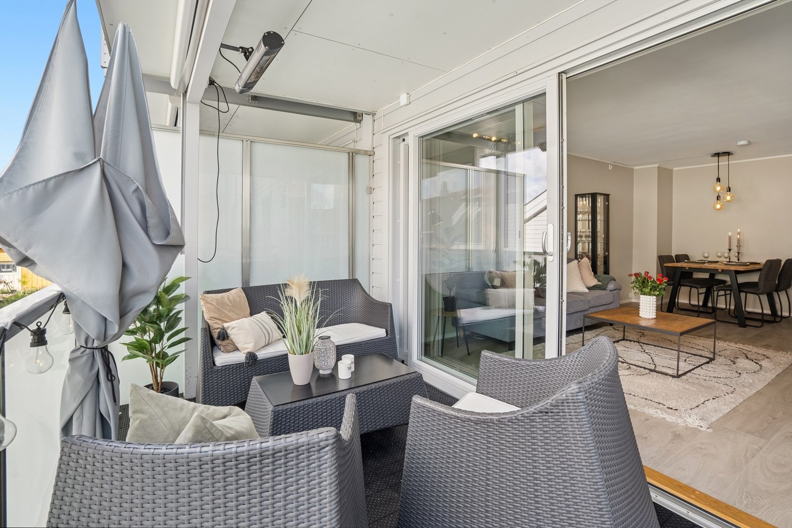 Her har man god plass til en hyggelig sittegruppe og man kan nyte gode solforhold. Galleribilde