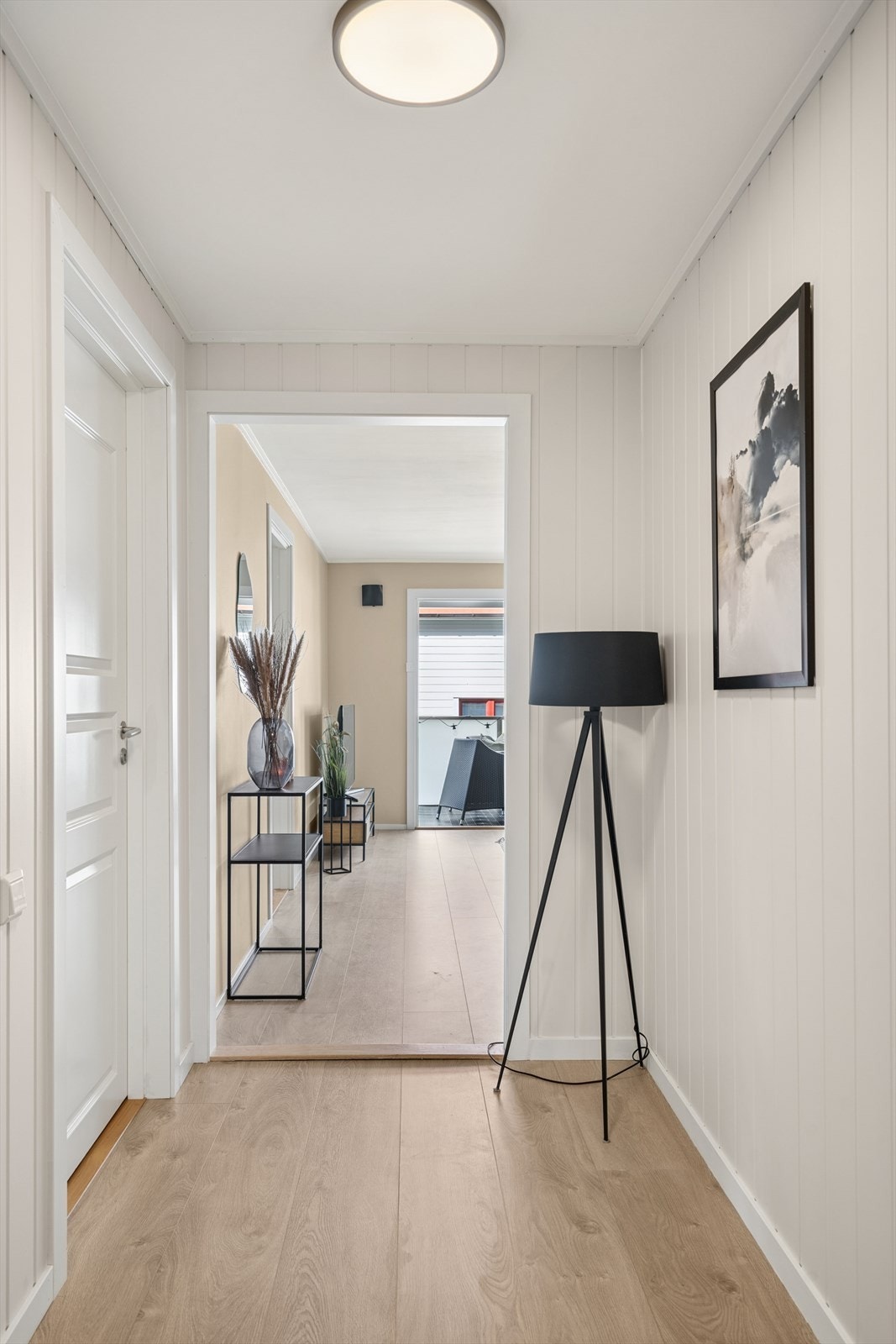 Her er det god plass til å henge yttertøy og ta imot gjester. Galleribilde