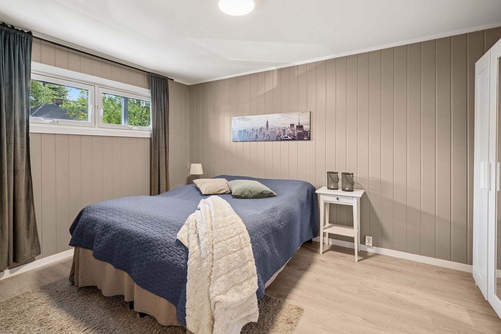 Soverommene er innredet med dobbeltseng, nattbord og garderobe. Galleribilde