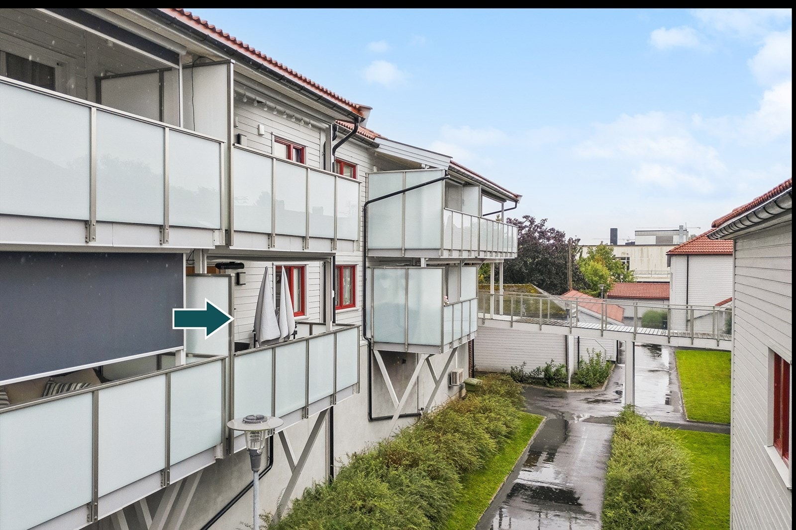 Leiligheten ligger i byggets 2. etg og fremstår godt vedlikeholdt utvendig og innvendig. Bygget ble malt i 2015/16. Galleribilde