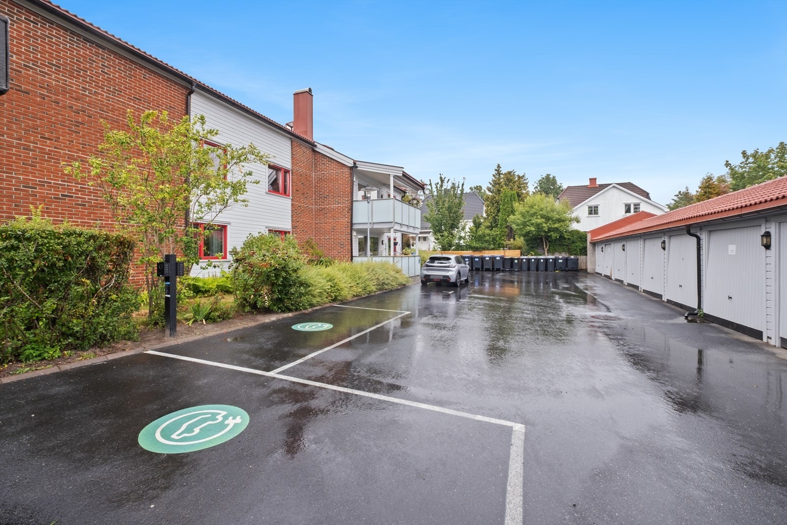 Borettslaget har garasjer til leie. Disse tildeles av styret dersom de er tilgjengelige. Utover det er det også et antall felles plasser hvor alle kan parkere, og to felles lade plasser. Det er også lagt opp til elbil-lading i garasjene. Galleribilde