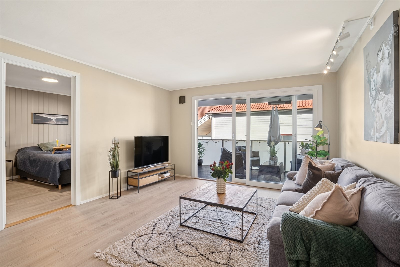 Leiligheten har en innbydende stue, med store vinduer-/balkongdør som slipper inn rikelig med naturlig lys. Galleribilde