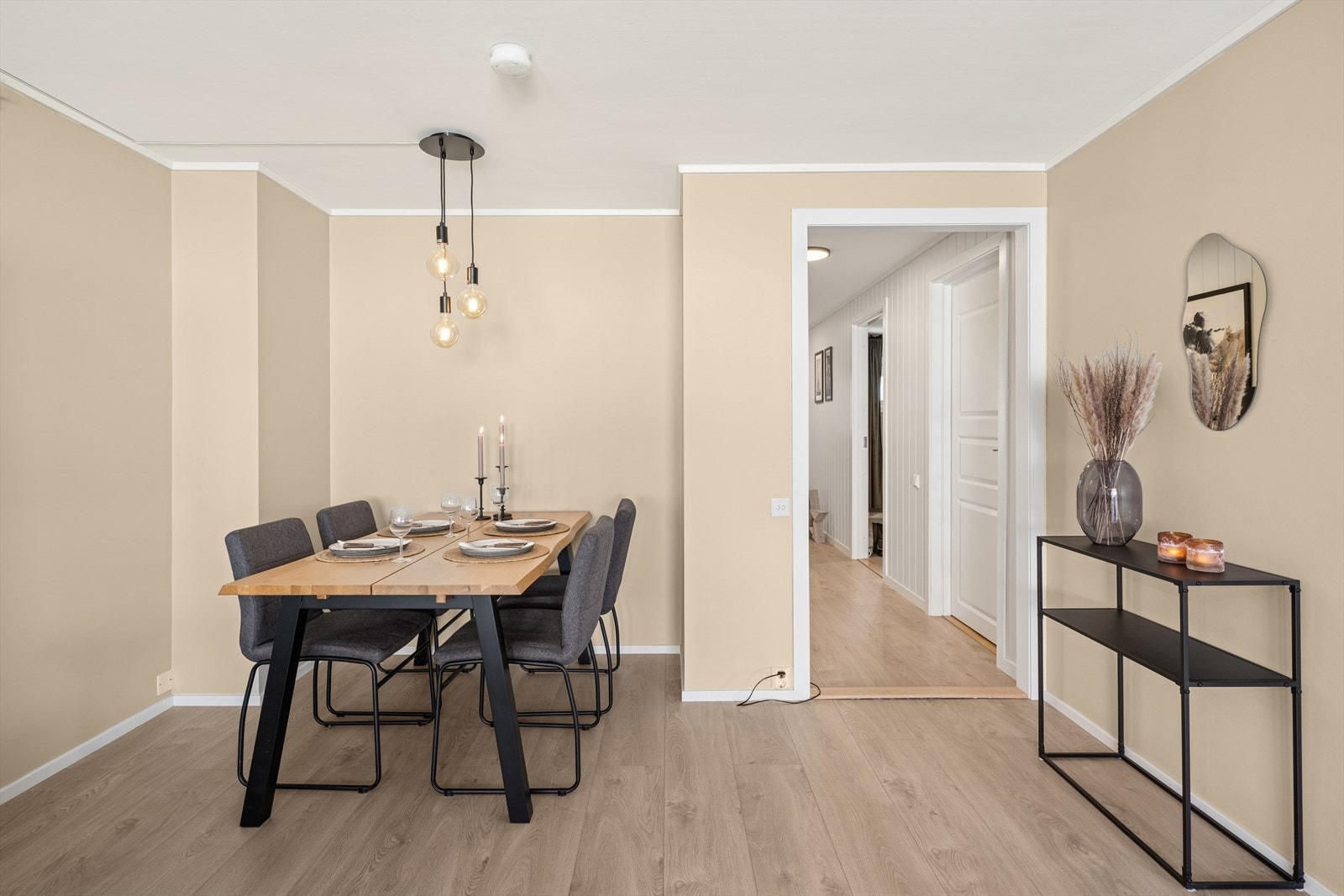 Spisestuen har god plass til ønsket spisemøblement. Galleribilde