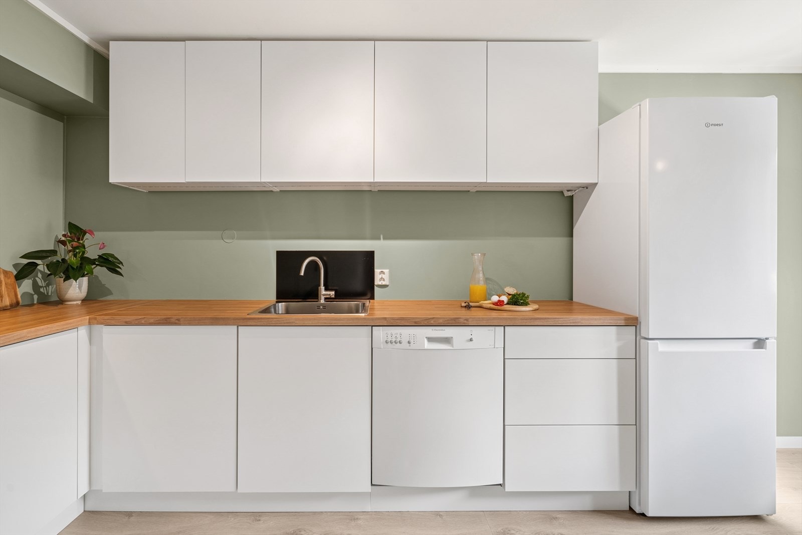 Kjøkkenet ble pusset opp i år 2022 og har et moderne uttrykk. Innredning med glatte fronter og benkeplate i laminat. Her er det godt med skap- og benkeplass. Galleribilde