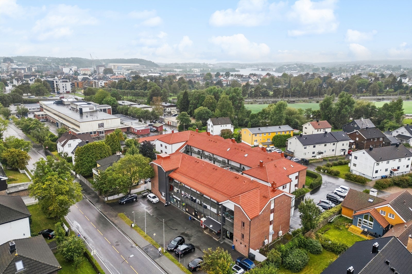 Fra eiendommen er det korte avstander til barnehager, idrettsanlegg, barne-, ungdoms-, og videregående skoler, samt til Fredrikstadmarka med flotte tur- og rekreasjonsområder, og lysløype. Galleribilde