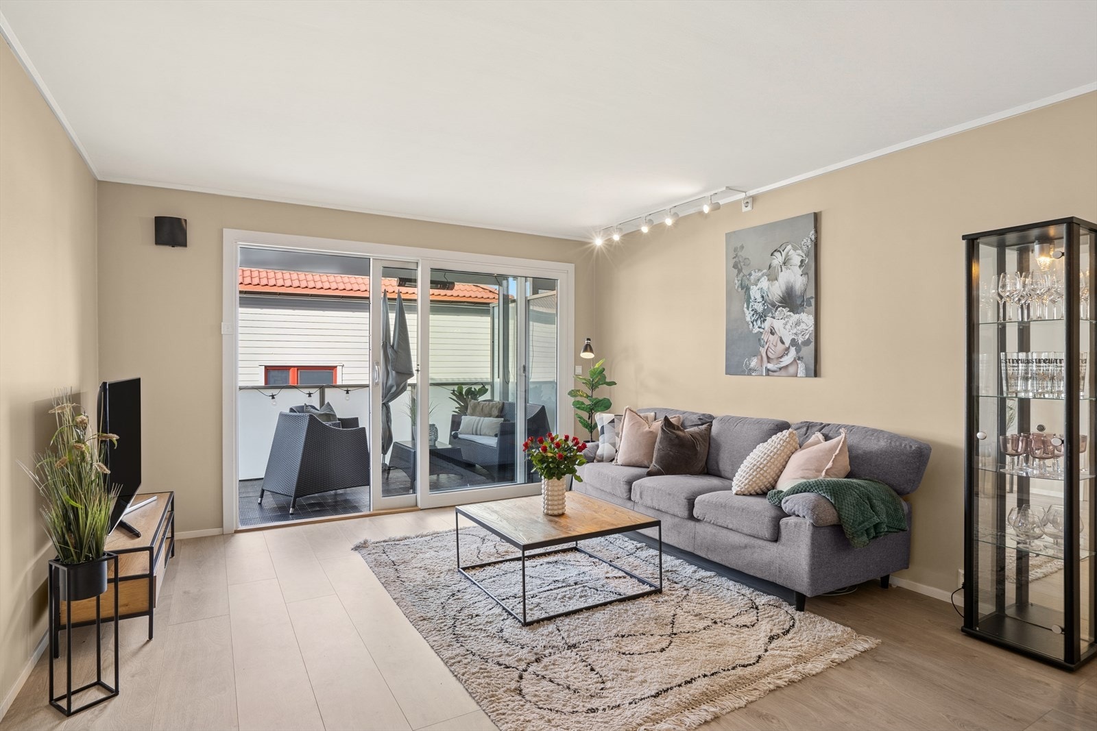 Leiligheten er lys og innbydende med gode møbleringsmuligheter. Ny balkongdør og utvidet og ny balkong fra år 2015/2016. Galleribilde