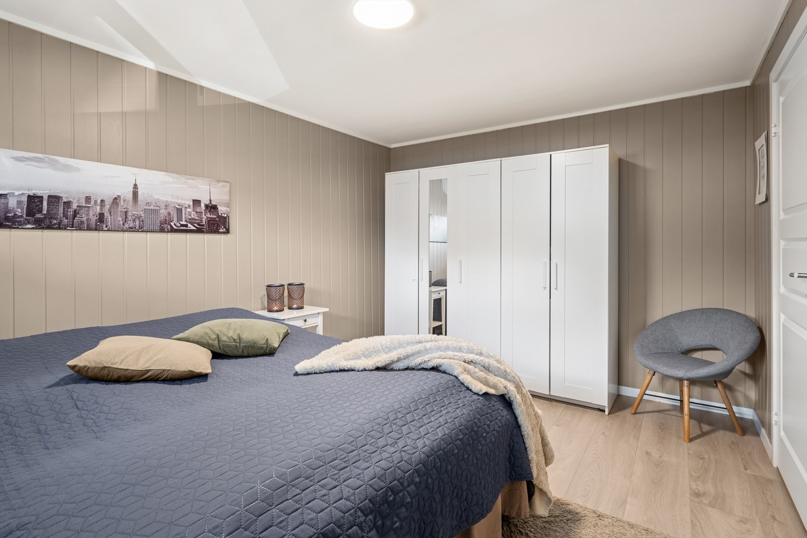 Romslig garderobeløsning som gir godt med oppbevaringsplass til klær, m.m. Galleribilde