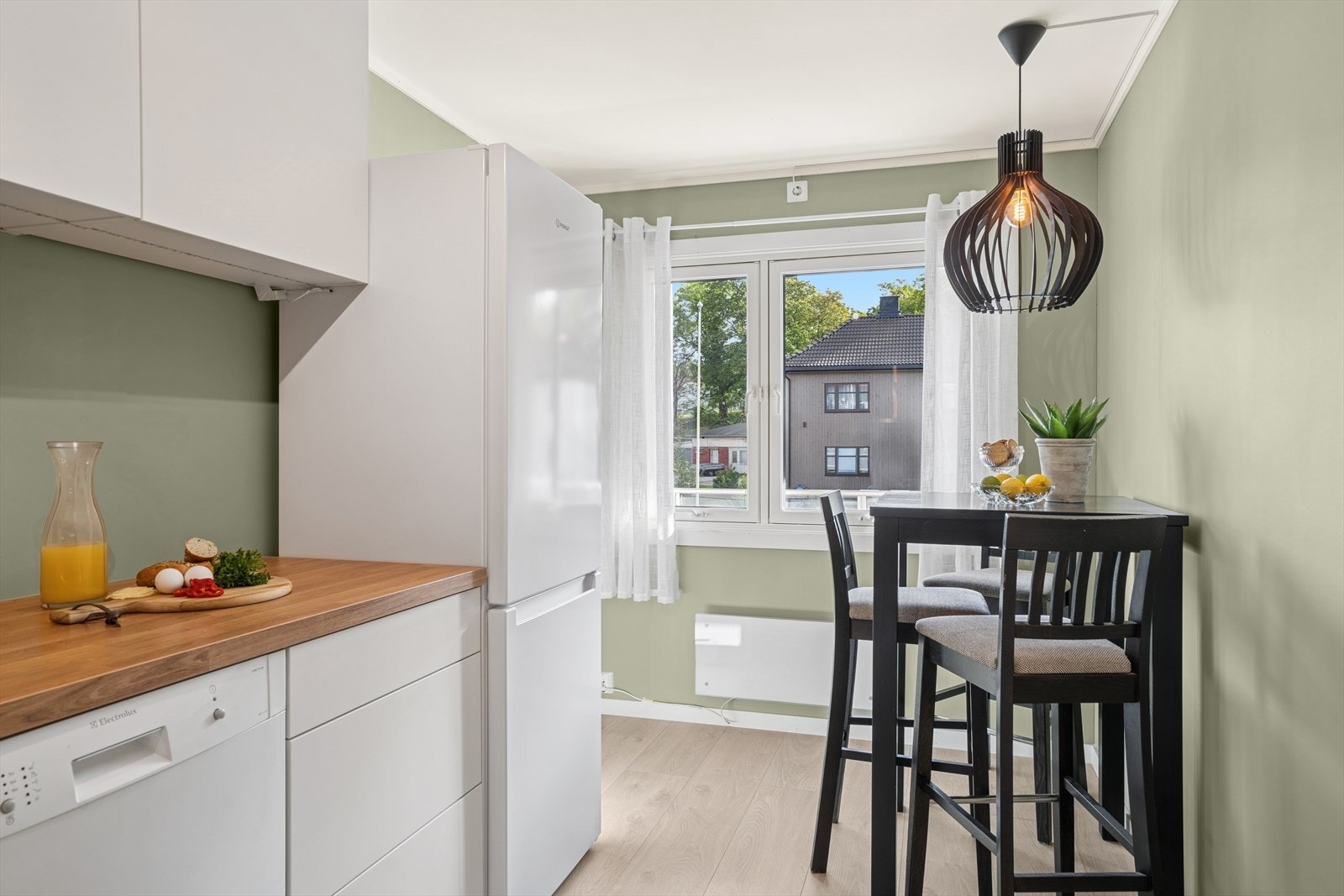 Kjøkkenet er fullt utstyrt med hvitevarer som koketopp, stekeovn og opplegg for oppvaskmaskin, samt plass til kjøl-/fryseskap. Galleribilde