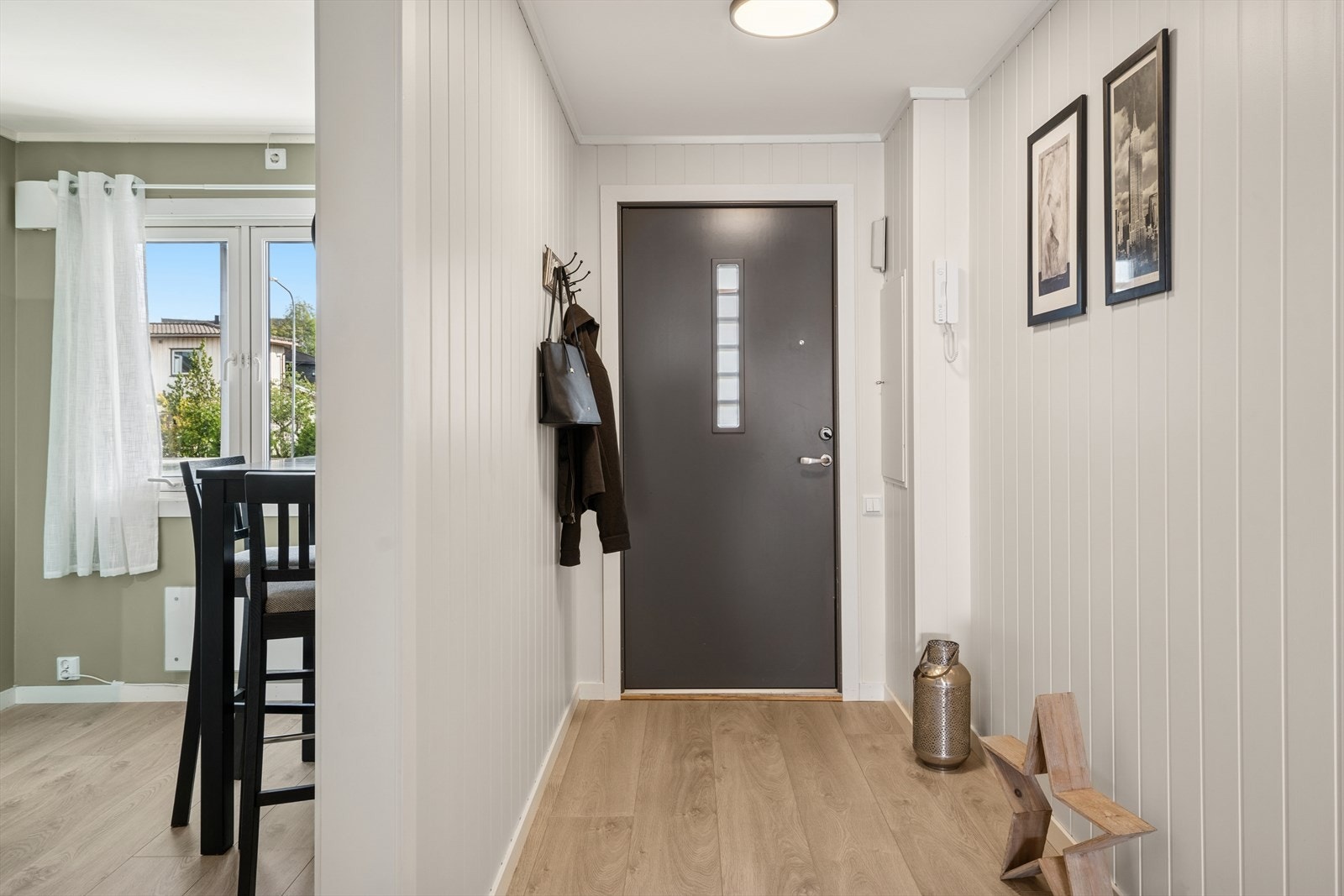 Det er adkomst il kjøkkenet fra entré/hall. Galleribilde