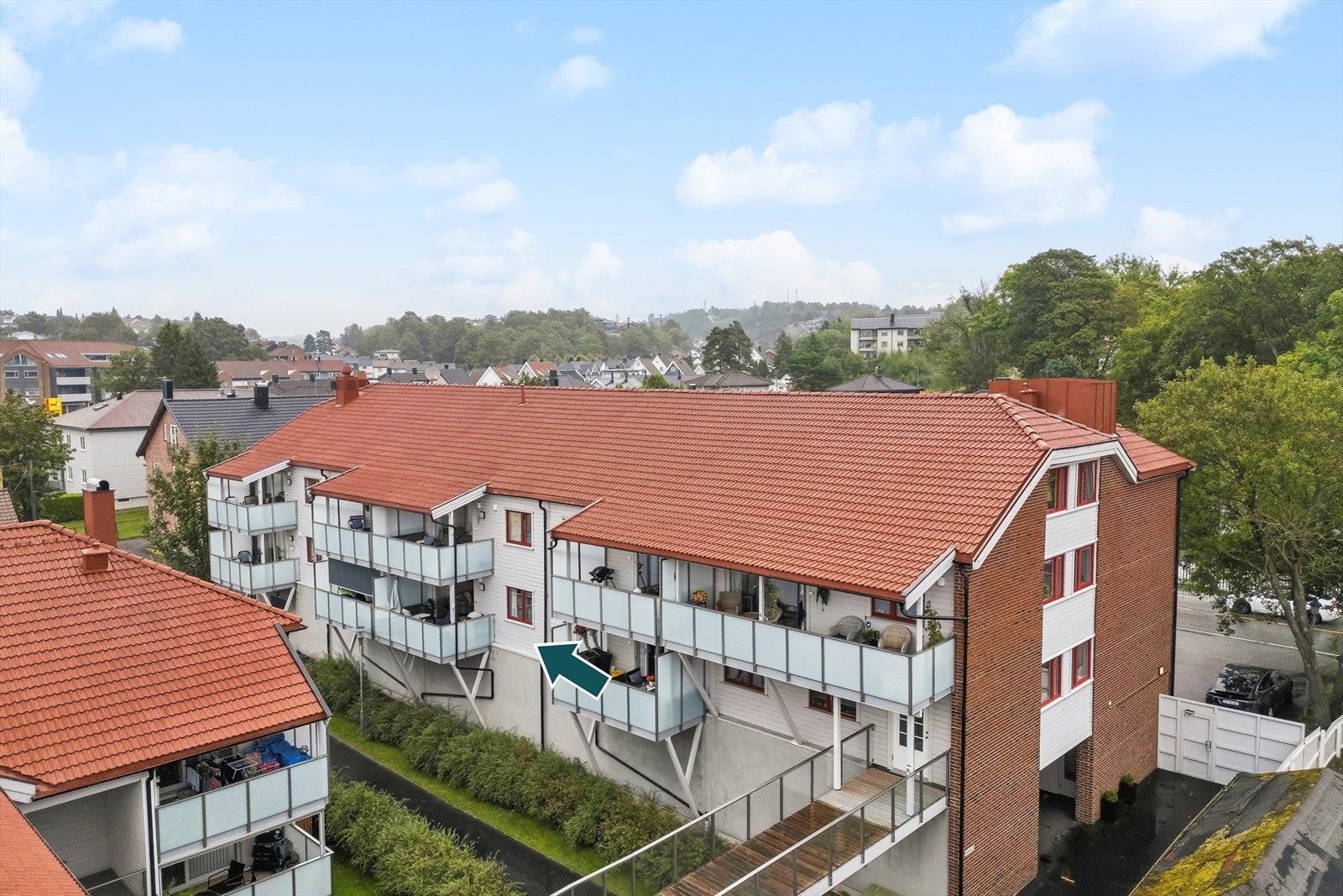 Leiligheten har balkong vendt inn mot stille og rolig atrium, med velstelte grøntarealer og asfalterte internveier. Galleribilde