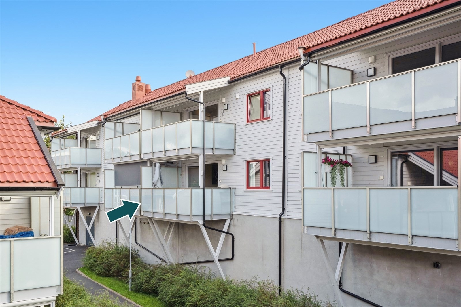 Leiligheten ligger i byggets 2. etasje. I år 2015/2016 ble balkongen byttet og utvidet, samt det ble montert ny terrassedør og vinduer. Galleribilde