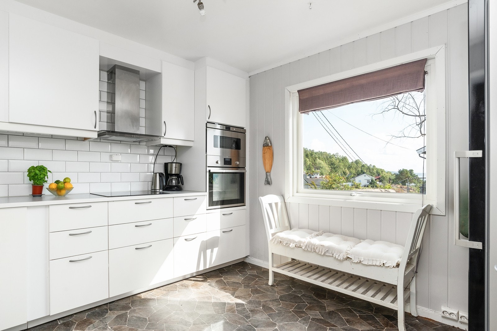 Kjøkkenet er utstyrt med integrerte hvitevarer som induksjonsplatetopp, stekeovn og oppvaskmaskin, samt montert komfyrvakt. Galleribilde