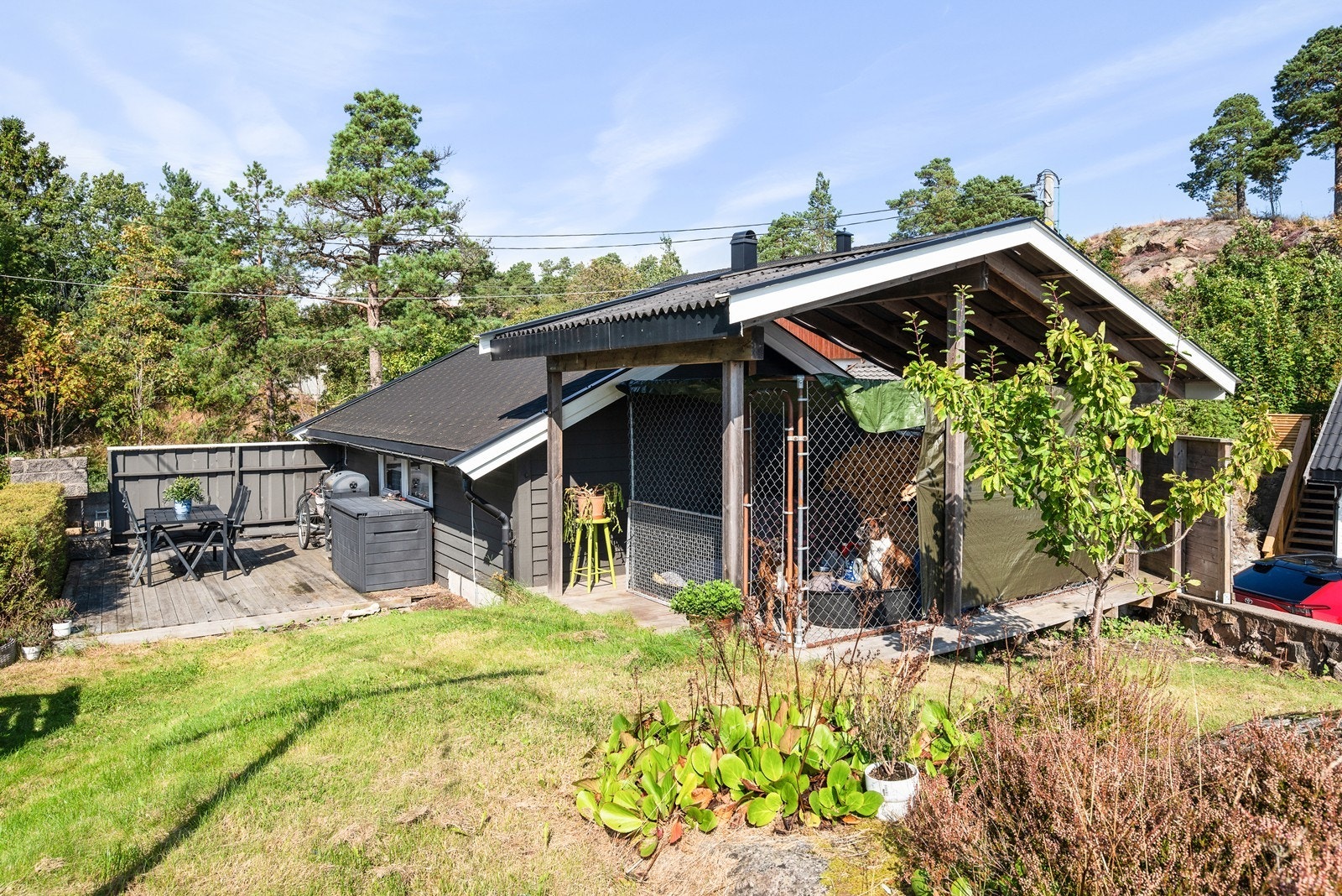 I tilknytning til garasjen er det en platting på ca. 18 kvm, skjermet av levegg. Galleribilde