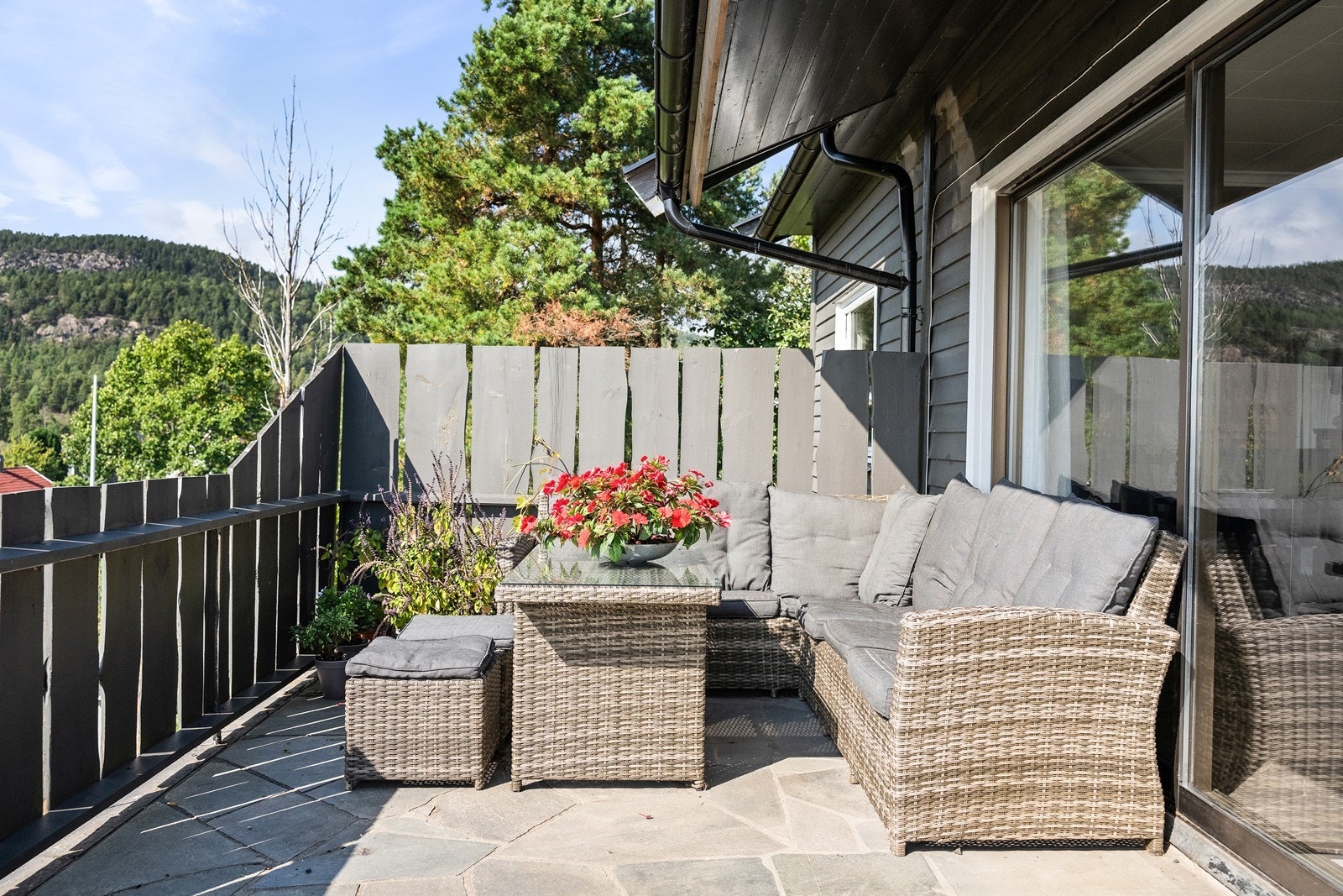 Det er etablert en romslig terrasse på ca. 18 kvm med adkomst direkte fra stuen. Galleribilde