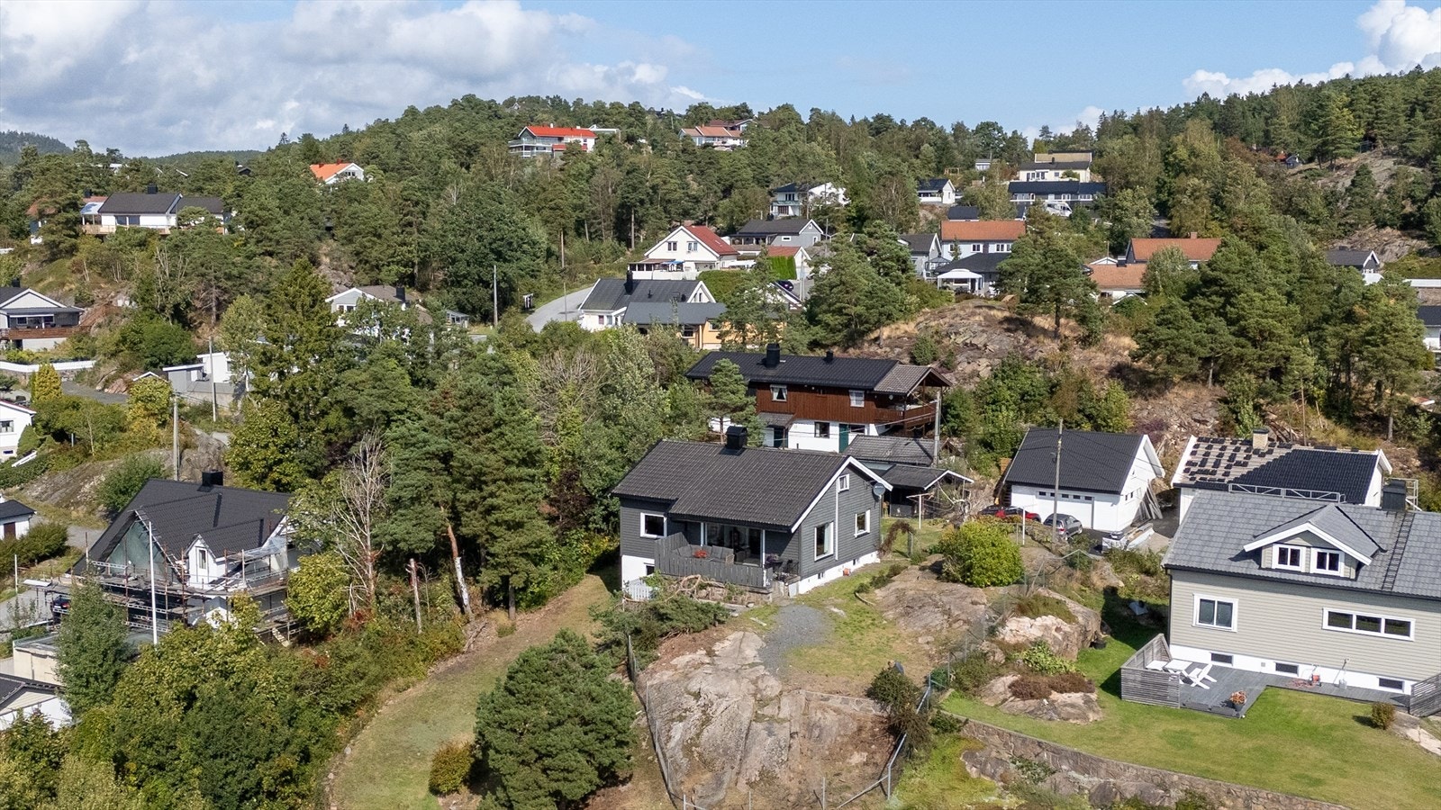 Innholdsrik og barnevennlig enebolig med panoramautsikt, romslig naturtomt og hyggelige uteplasser. Garasje med lader. Galleribilde