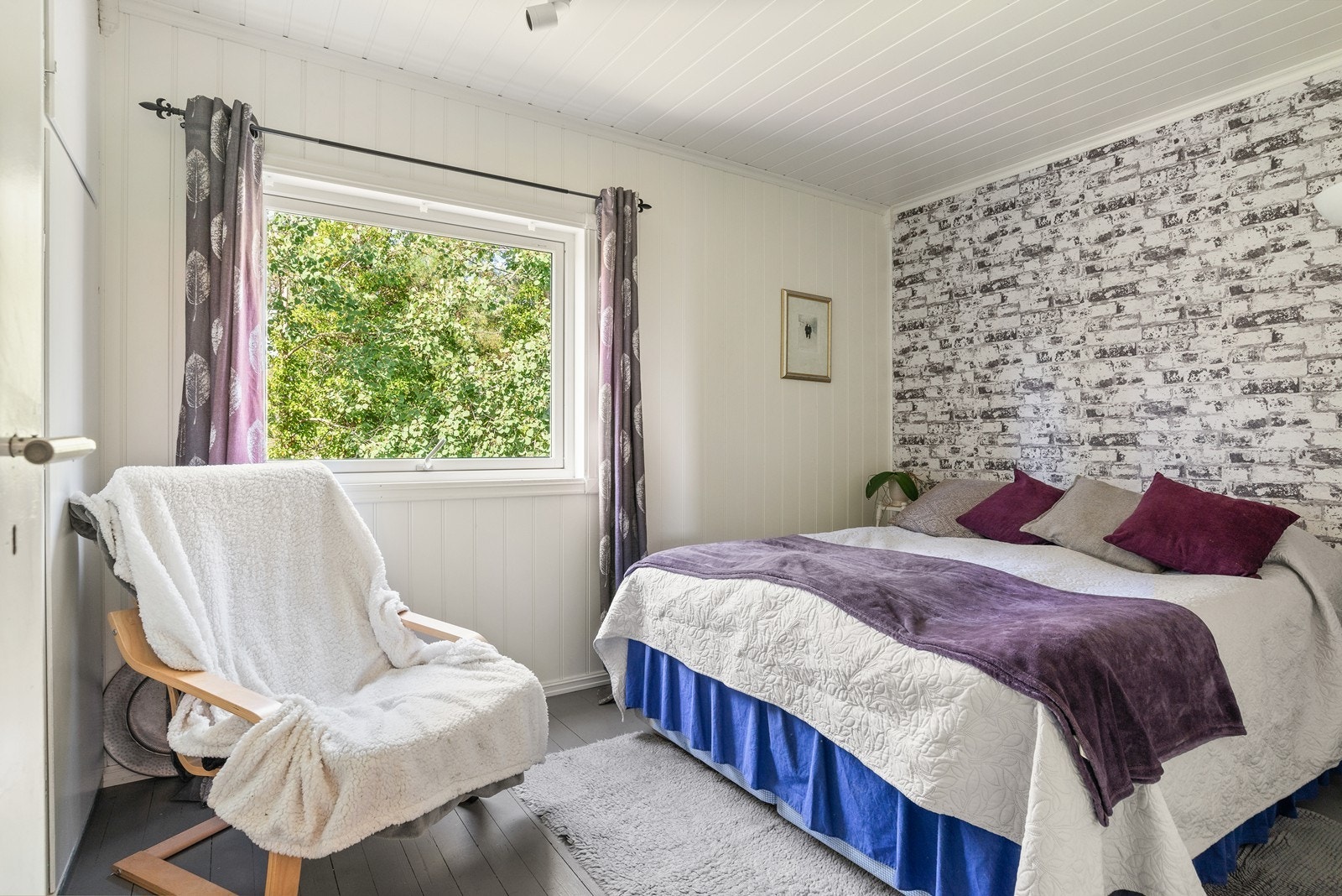 I boligens 1. etasje er det et romslig soverom med plass til dobbeltseng. Galleribilde