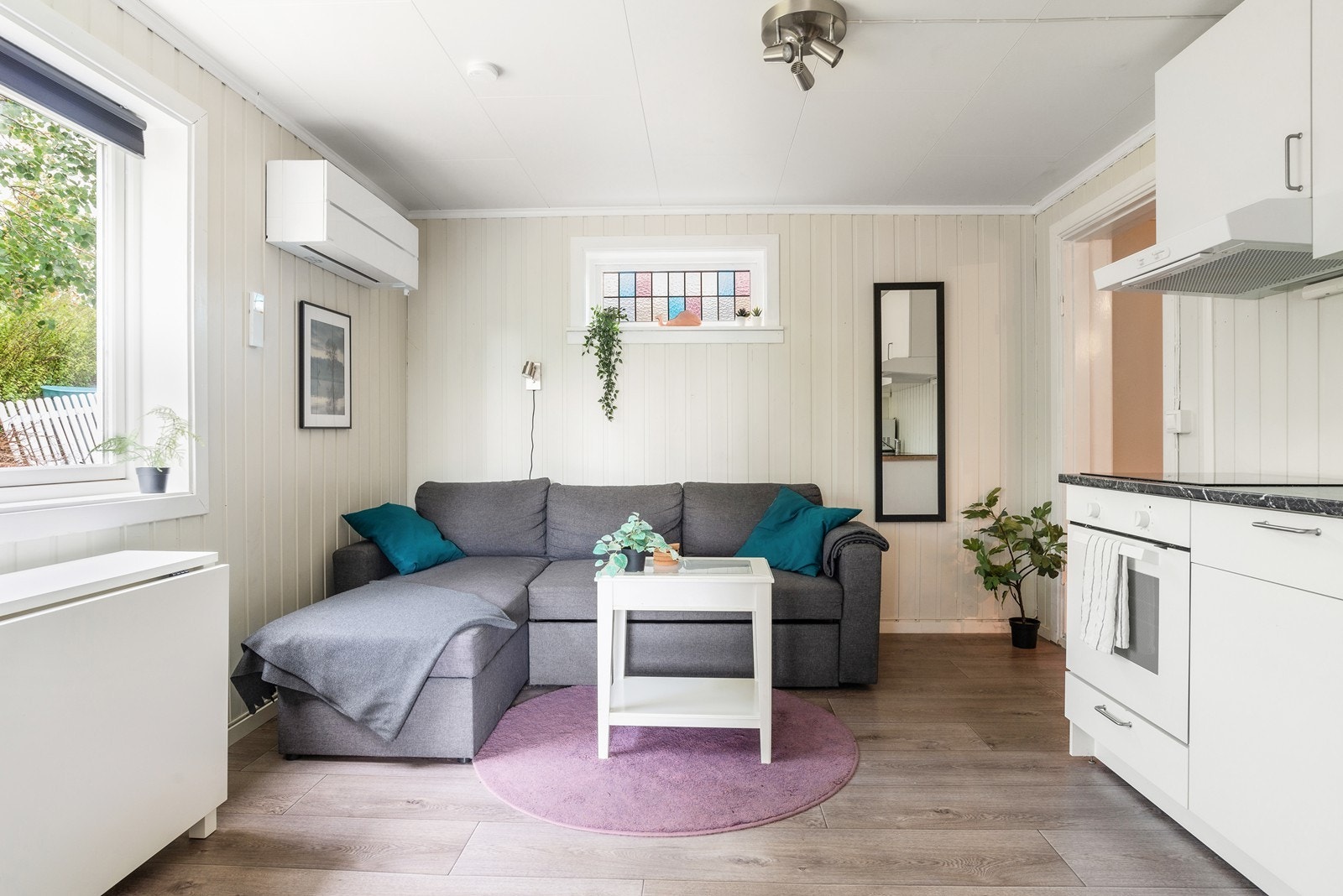 Rommet har belegg på gulv, malt panel på vegger og malte flater i himling. Det er montert varmepumpe for effektiv oppvarming. Galleribilde