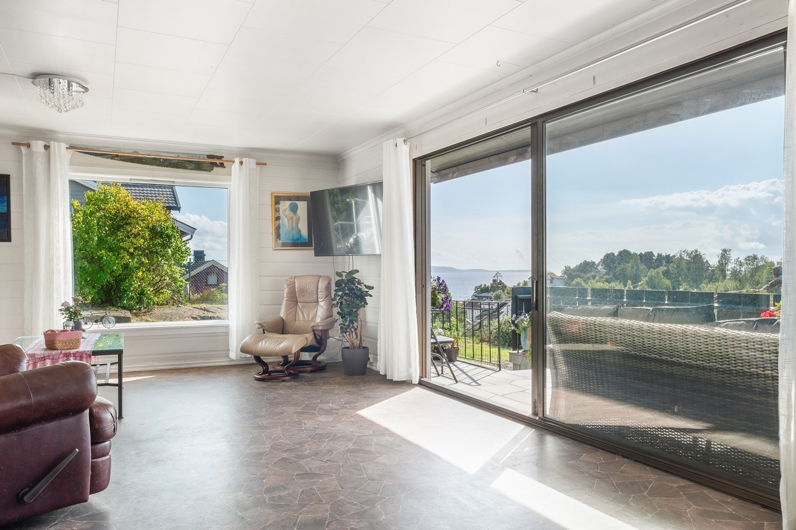 Rommet har belegg på gulv, malt tapet på vegger og takess i himling. Galleribilde