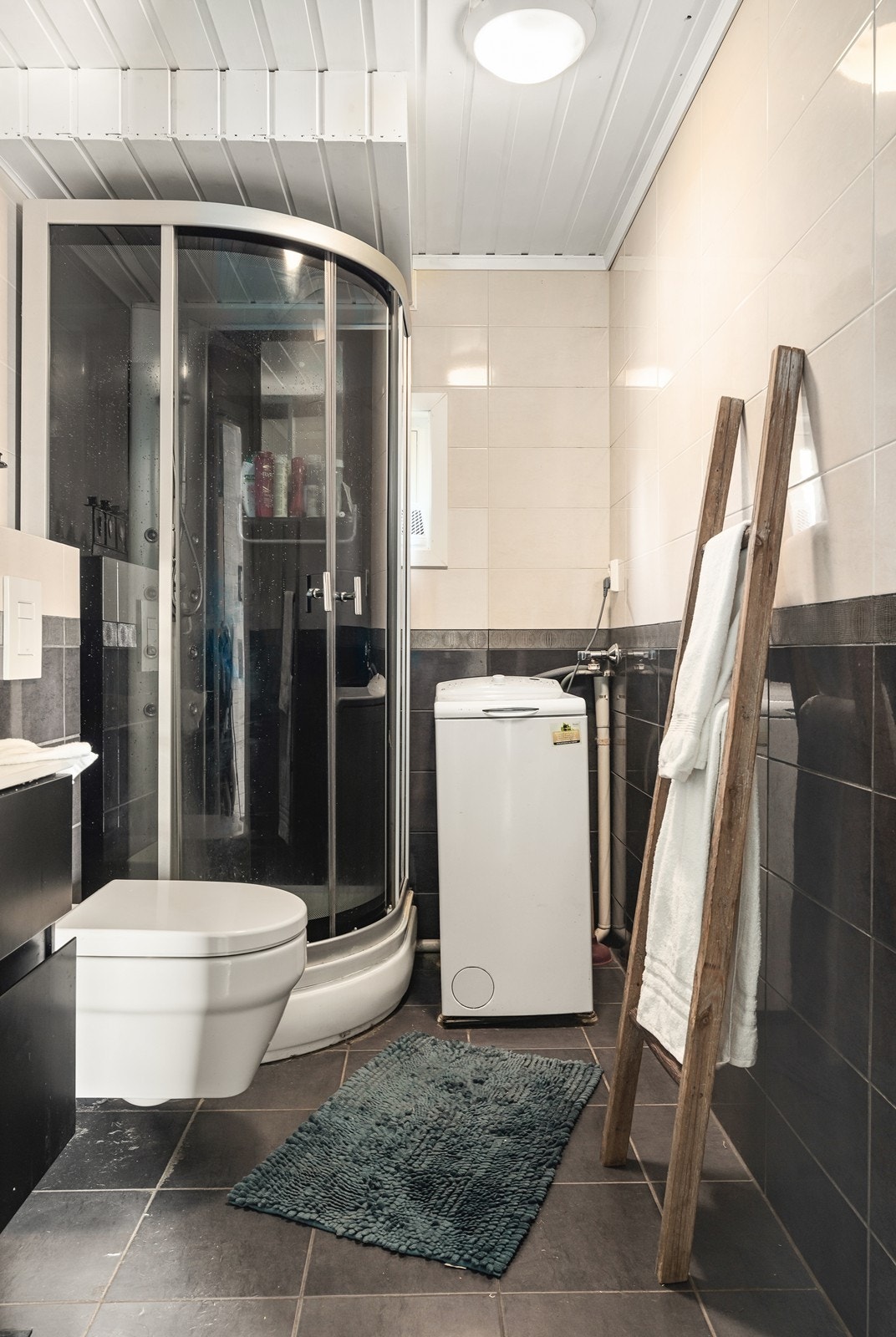 Rommet er innredet med servantskap med nedfelt servant, speilskap med belysning over, samt dusjkabinett. Galleribilde