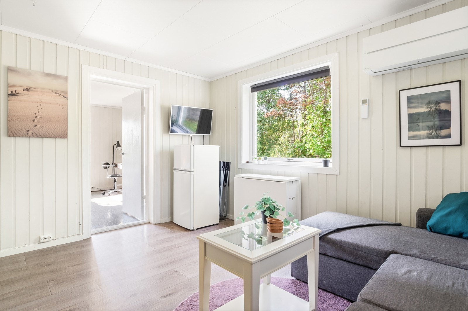 Kombinert stue og kjøkken oppgradert i 2020 med plass til både sofa og spisebord. Galleribilde