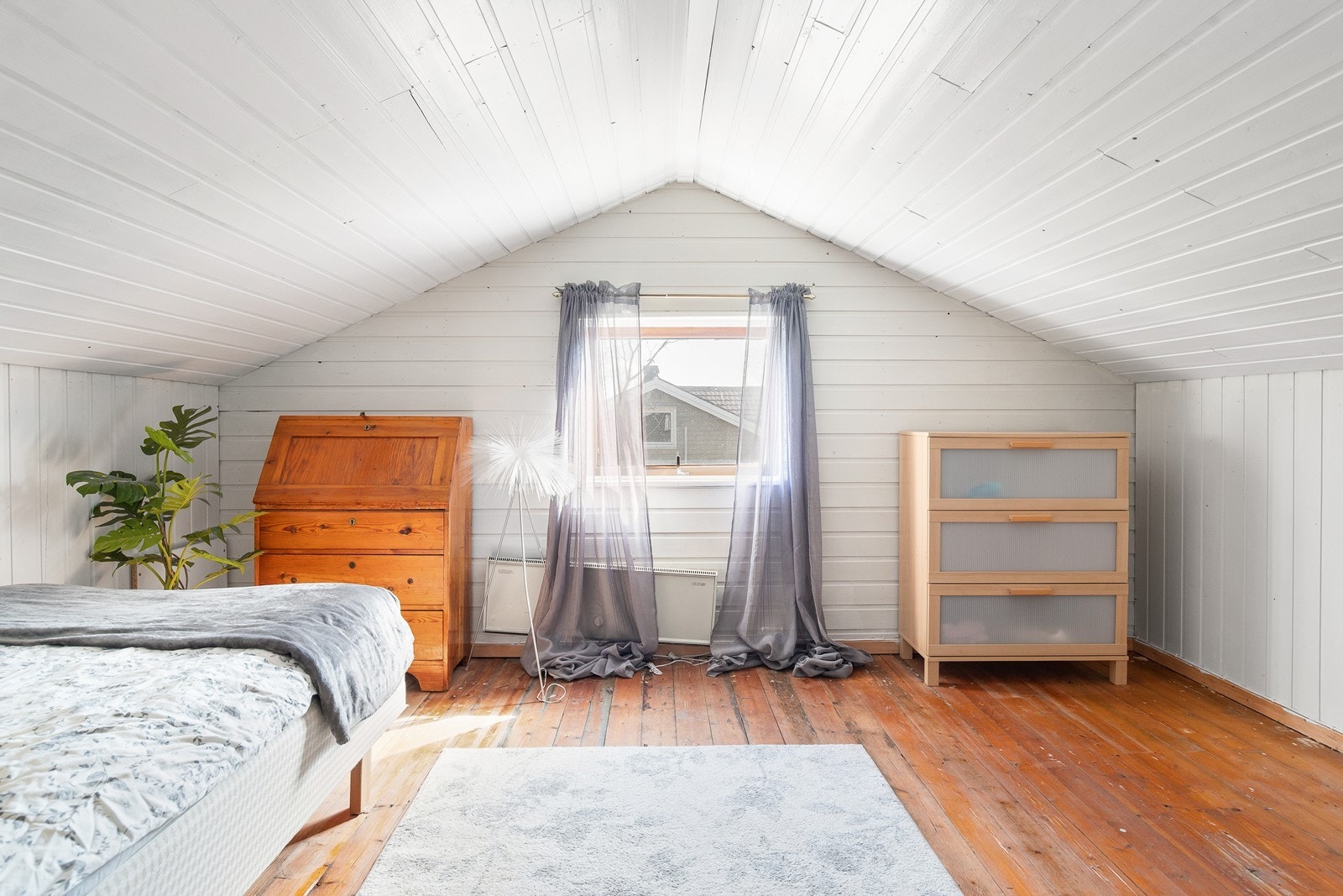Videre er det innredet til et soverom i loftsetasjen, men dette er ikke godkjent for varig opphold. Galleribilde