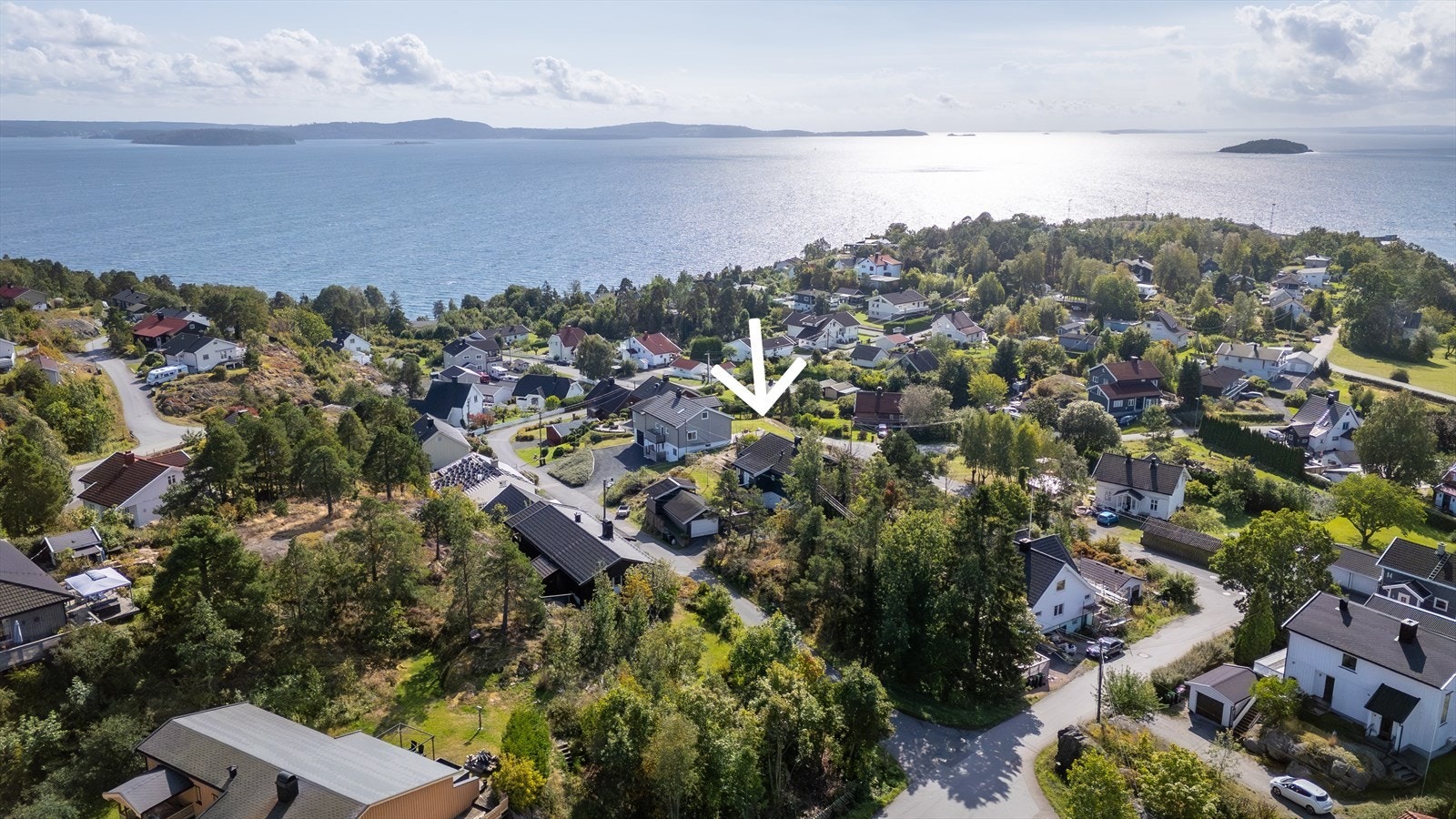 Fra stuen nytes en fantastisk utsikt mot Oslofjorden, og kort vei unna finner du idylliske badestrender, båthavn, kyststi og flotte turområder. Galleribilde